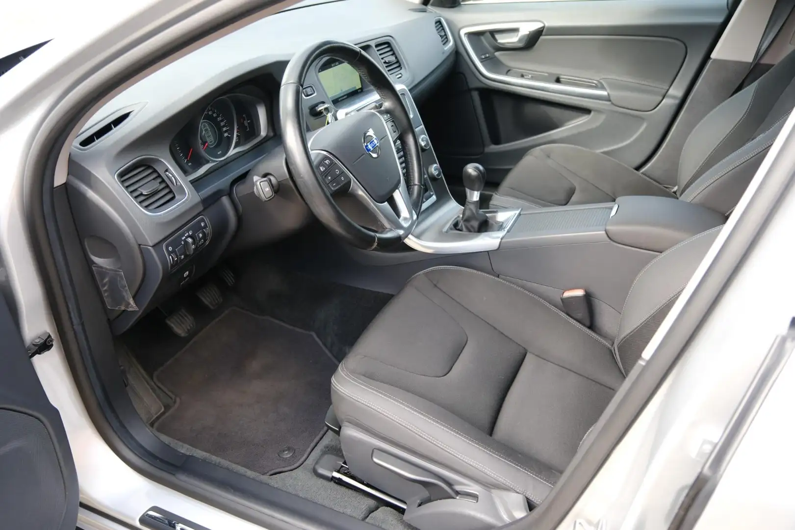 Volvo V60 1.6 T3 Momentum Clima|Navi|Cruise|PDC|LMV Grijs - 2