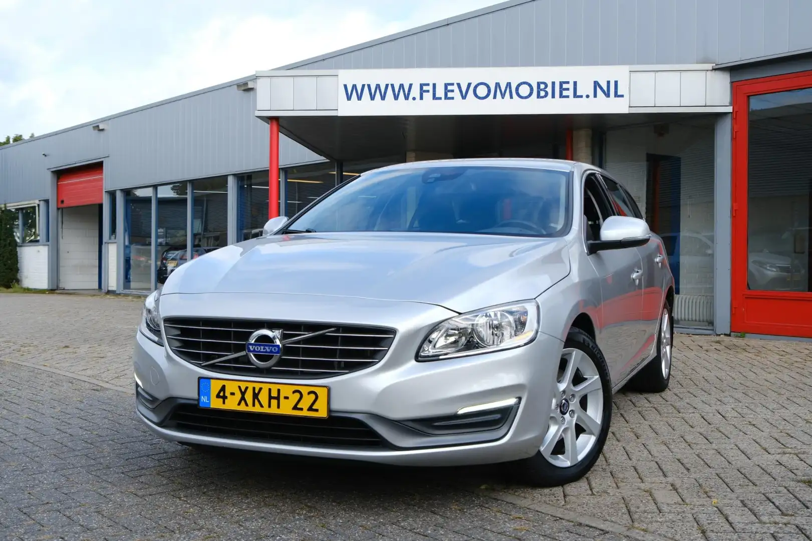 Volvo V60 1.6 T3 Momentum Clima|Navi|Cruise|PDC|LMV Grijs - 1