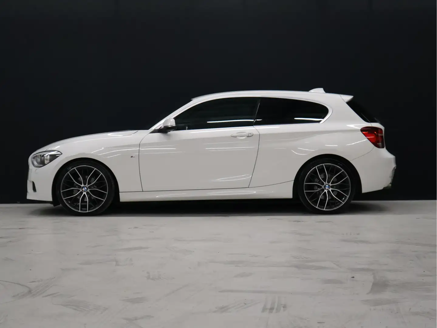 BMW 116 1-serie 116i M Sport AUT [SPORTSTUUR, SPORTSTOELEN Wit - 2