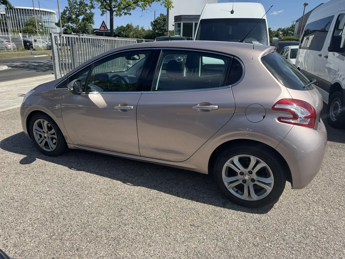 Peugeot 208 Active,automatik,zahnriemen gewechselt59000km - 2