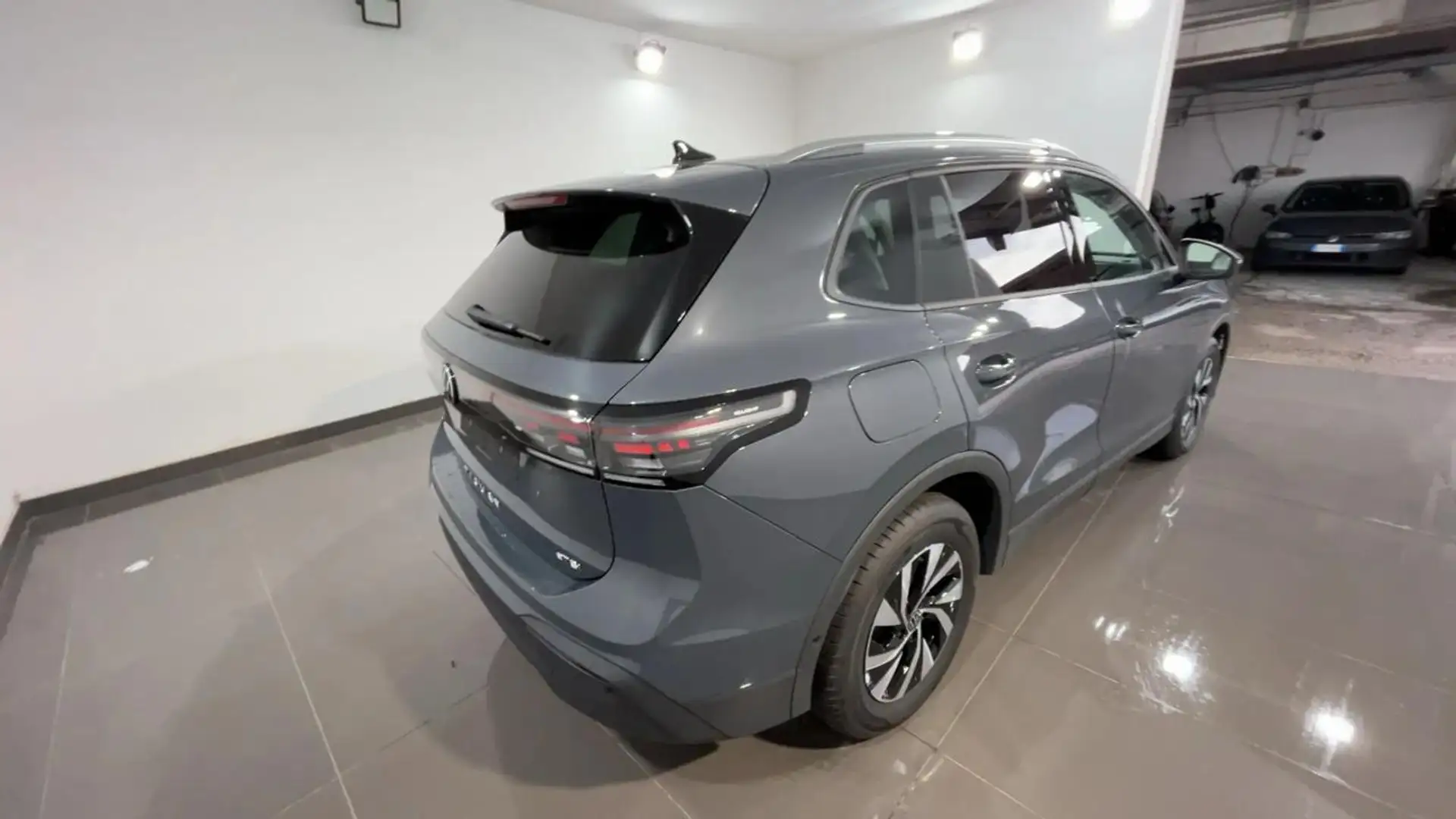 Volkswagen Tiguan 1.5 eTSI 130 CV ACT DSG Edition Plus Gris - 2