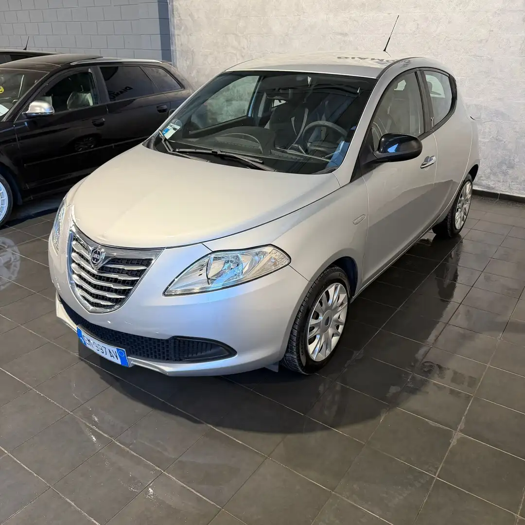 Lancia Ypsilon Ypsilon 1.2 69 CV 5 porte S&S Silver Argent - 2