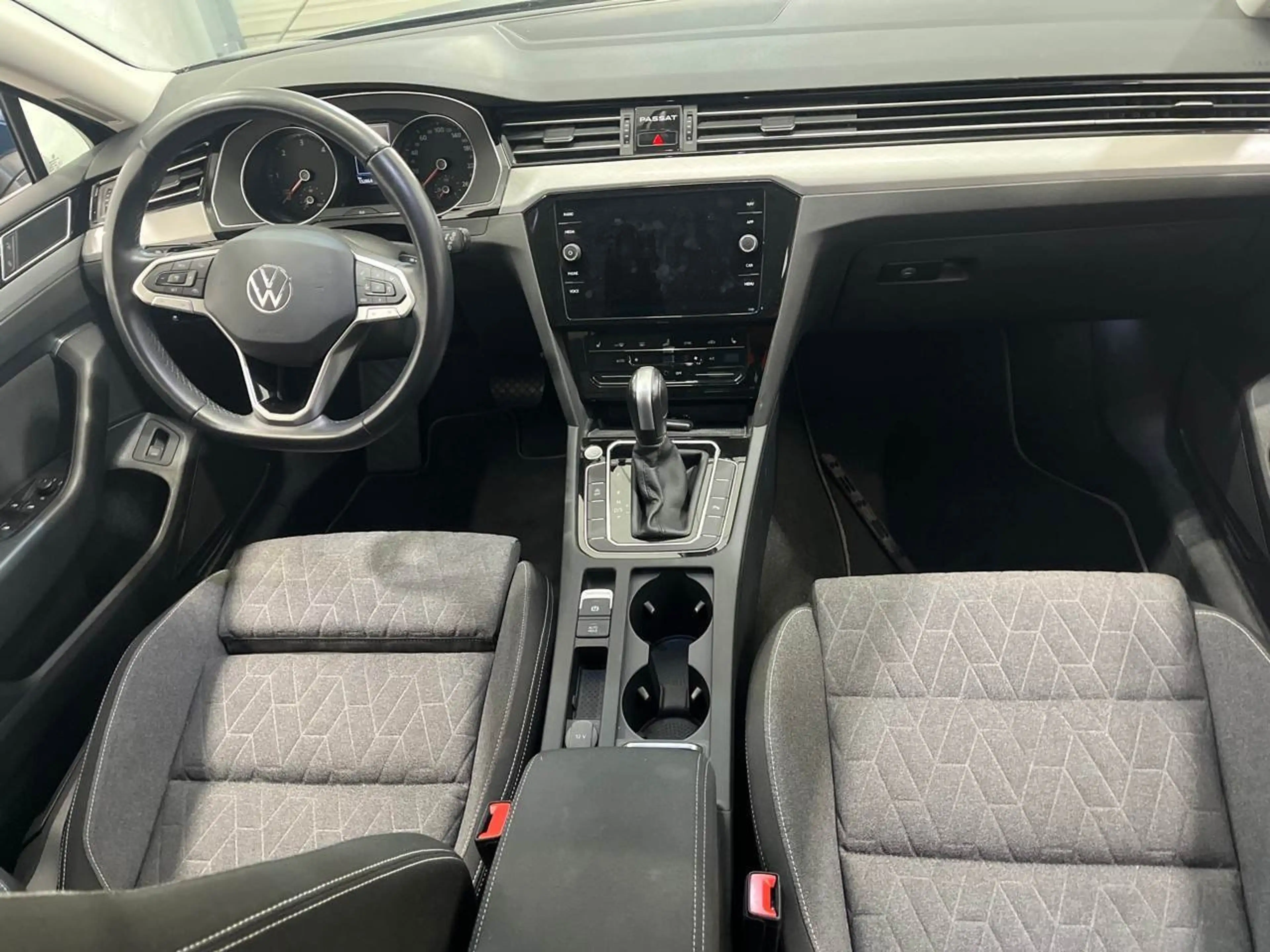 Volkswagen Passat Variant 2.0 TDI BMT Business R-Line AHK — photo 7