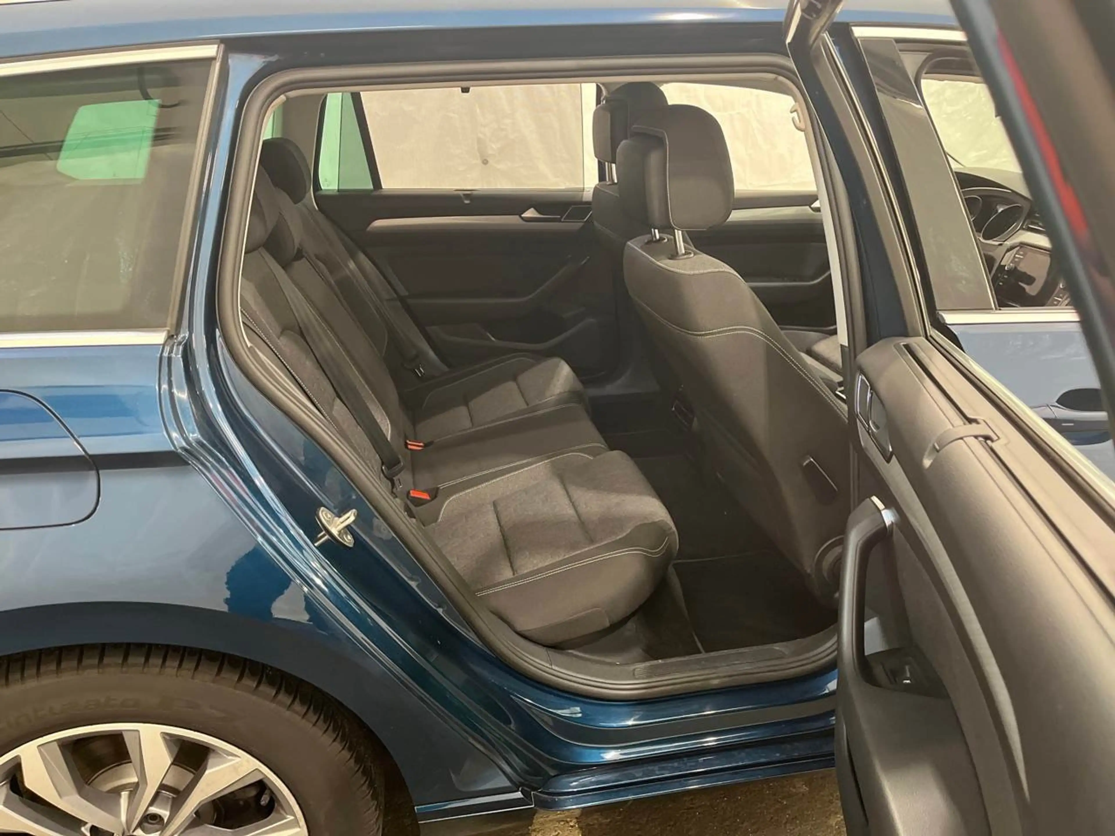 Volkswagen Passat Variant 2.0 TDI BMT Business R-Line AHK — photo 12
