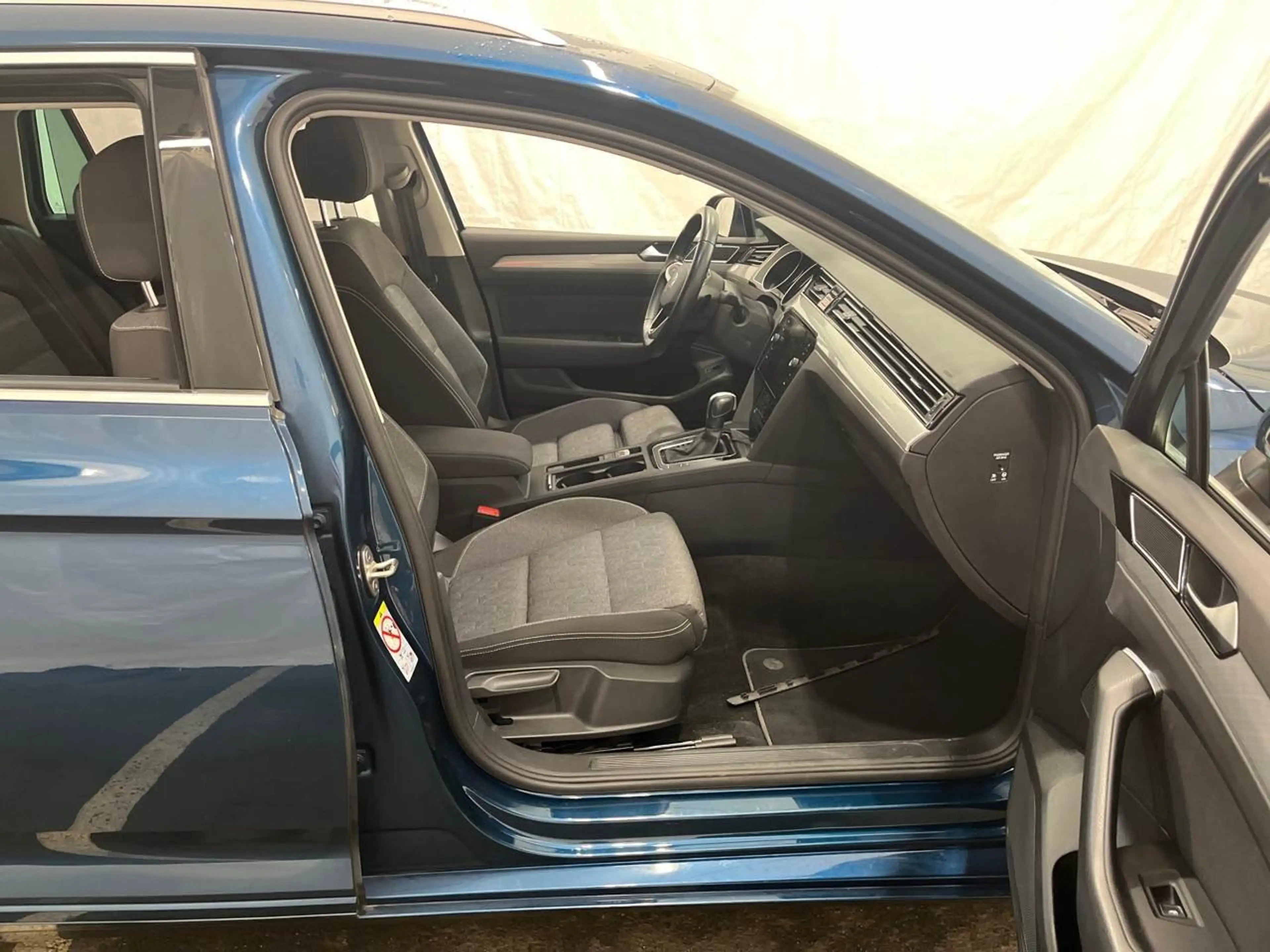 Volkswagen Passat Variant 2.0 TDI BMT Business R-Line AHK — photo 10