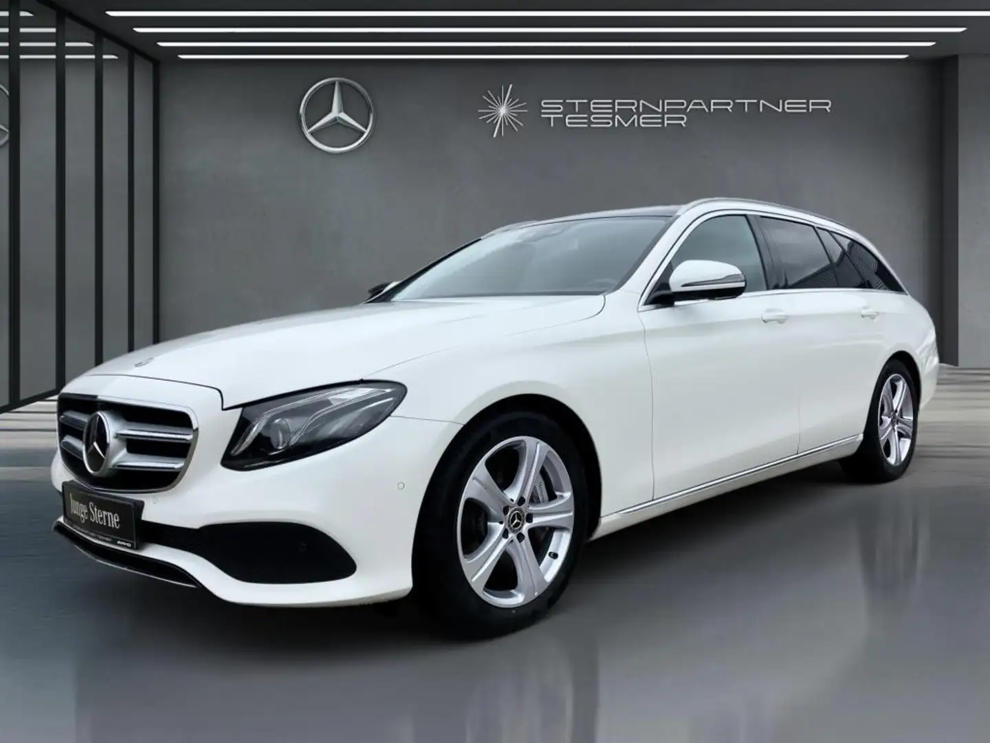 Mercedes-Benz E 400 T 4M Avantgarde, MBEAM,WIDE,DISTR,PANO,AHK Weiß - 1
