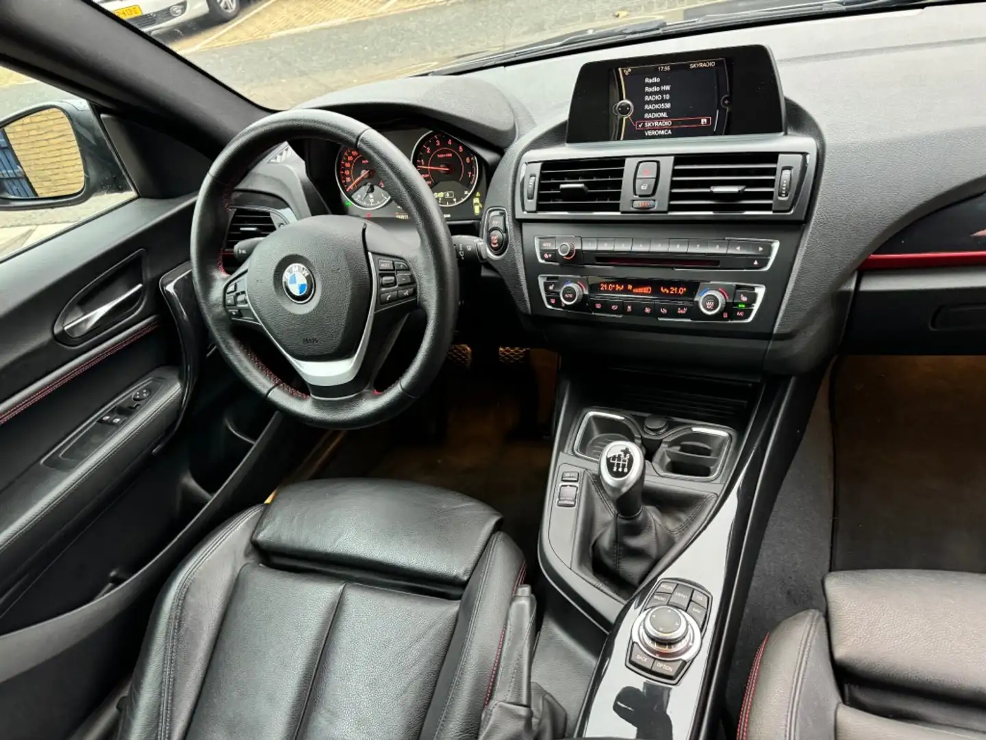 BMW 116 116i Upgrade Edition CLIMA LEER NAVI KEY-LESS NAP Grijs - 2