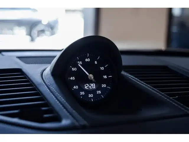 Porsche 911 view 17