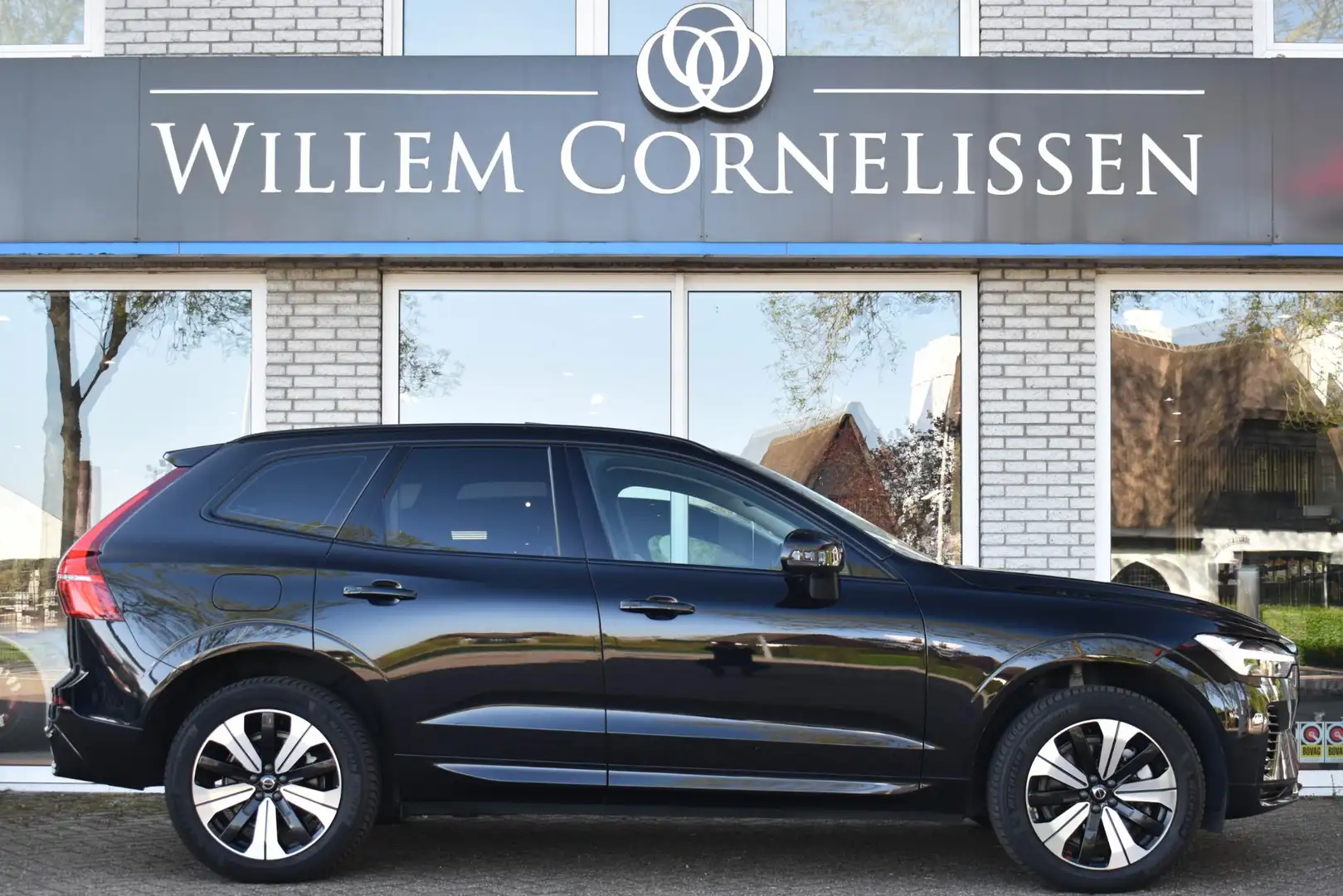 Volvo XC60 2.0 T6 Plug-in hybrid AWD Plus Bright Pano Leder C Schwarz - 2