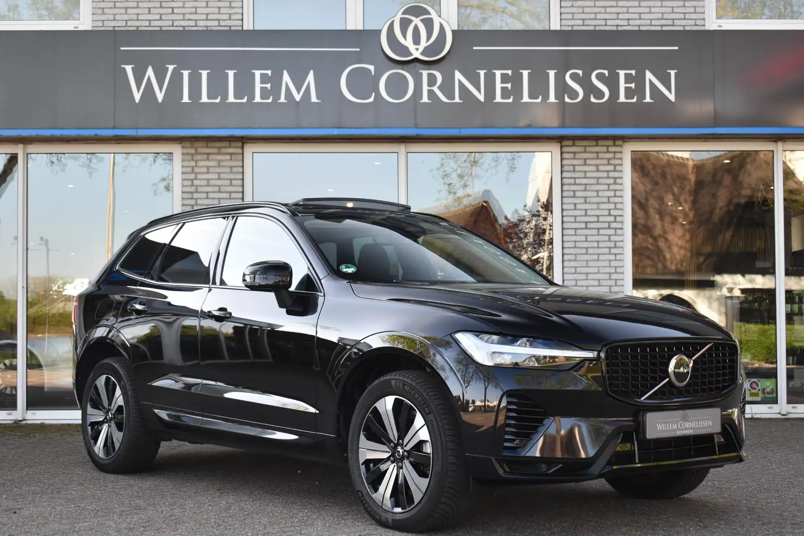 Volvo XC60 2.0 T6 Plug-in hybrid AWD Plus Bright Pano Leder C Schwarz - 1