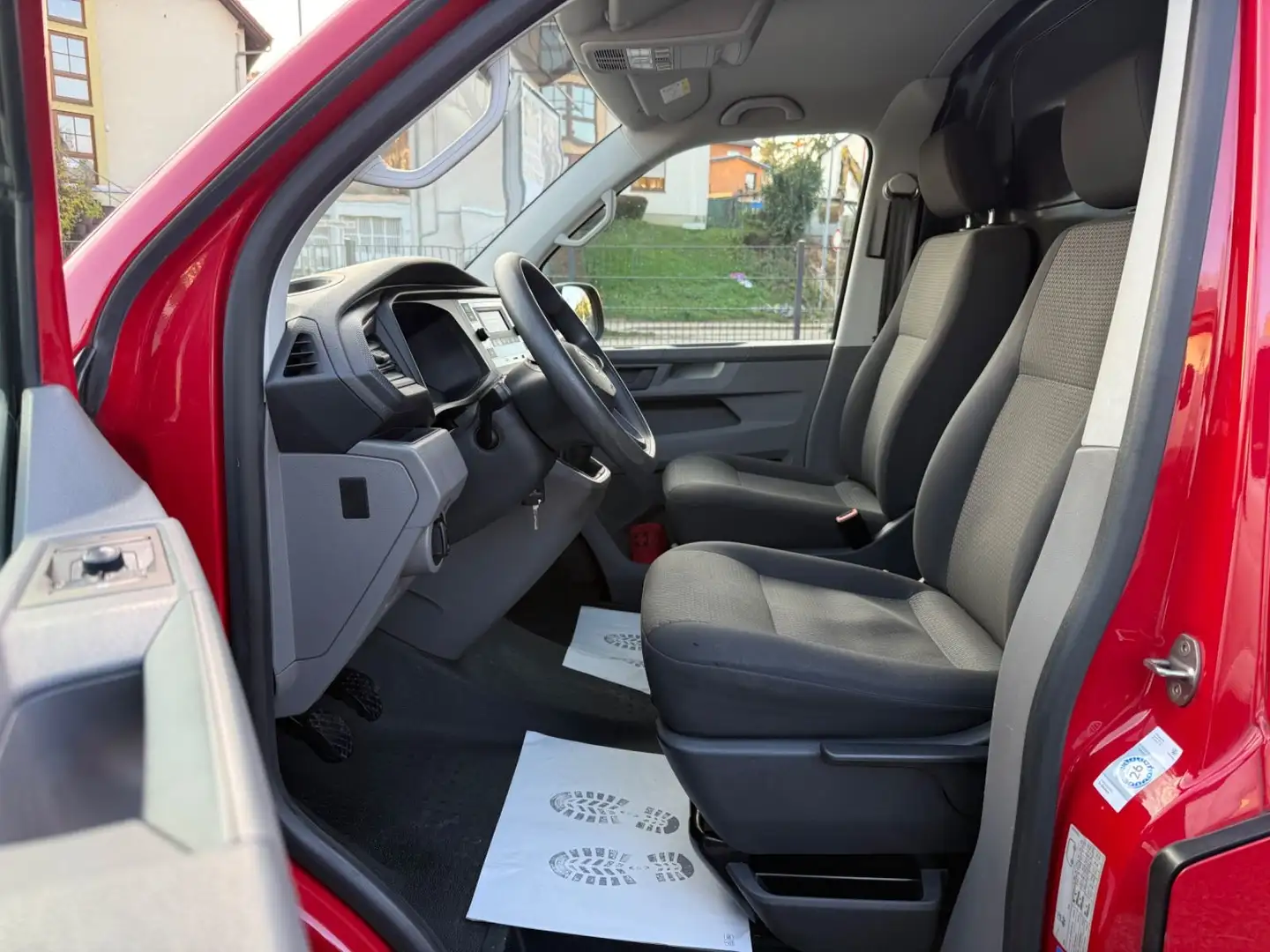 Volkswagen T6.1 KLIMA PDC WÜRTH-REGALSYSTEM SCHRAUBSTOCK Rot - 2