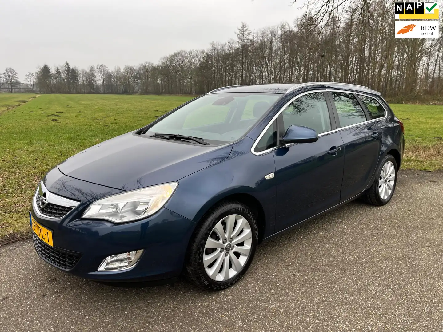 Opel Astra Sports Tourer 1.4 Turbo Cosmo Airco / Navi / PDC / Modrá - 1