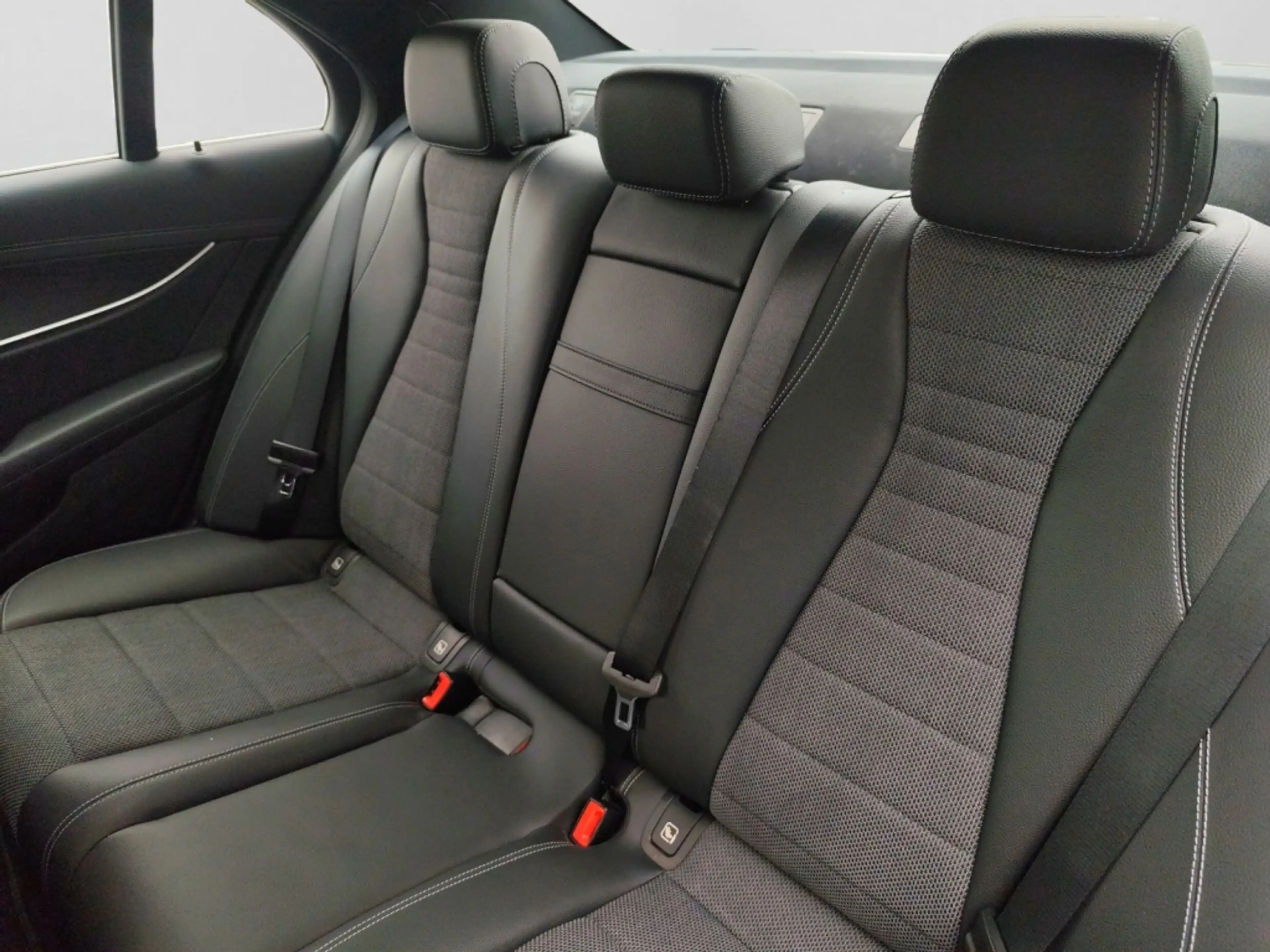 Mercedes-Benz E 300 de 4M Limousine AVANTGARDE|MBEAM|360°|DISTR — photo 14