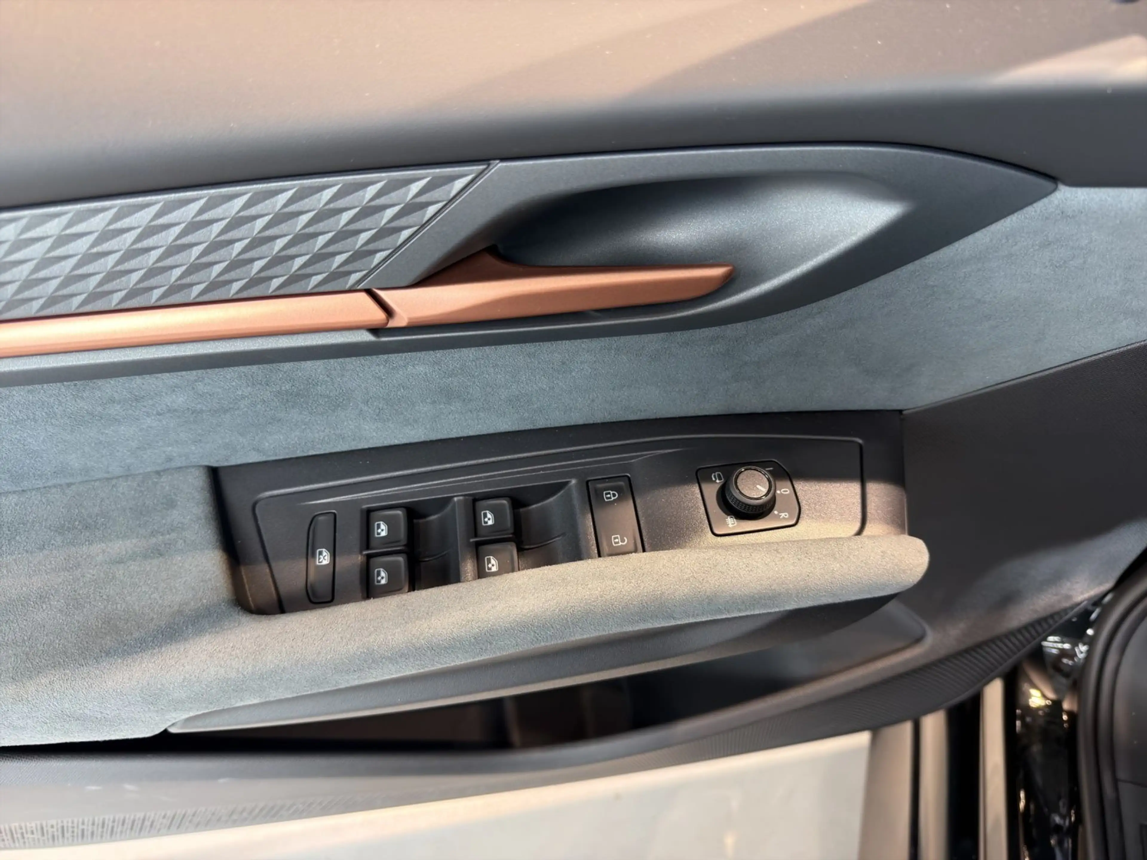 CUPRA Born VZ NAVI HuD STHZ LM20 CLIMA ACC DCC — photo 8