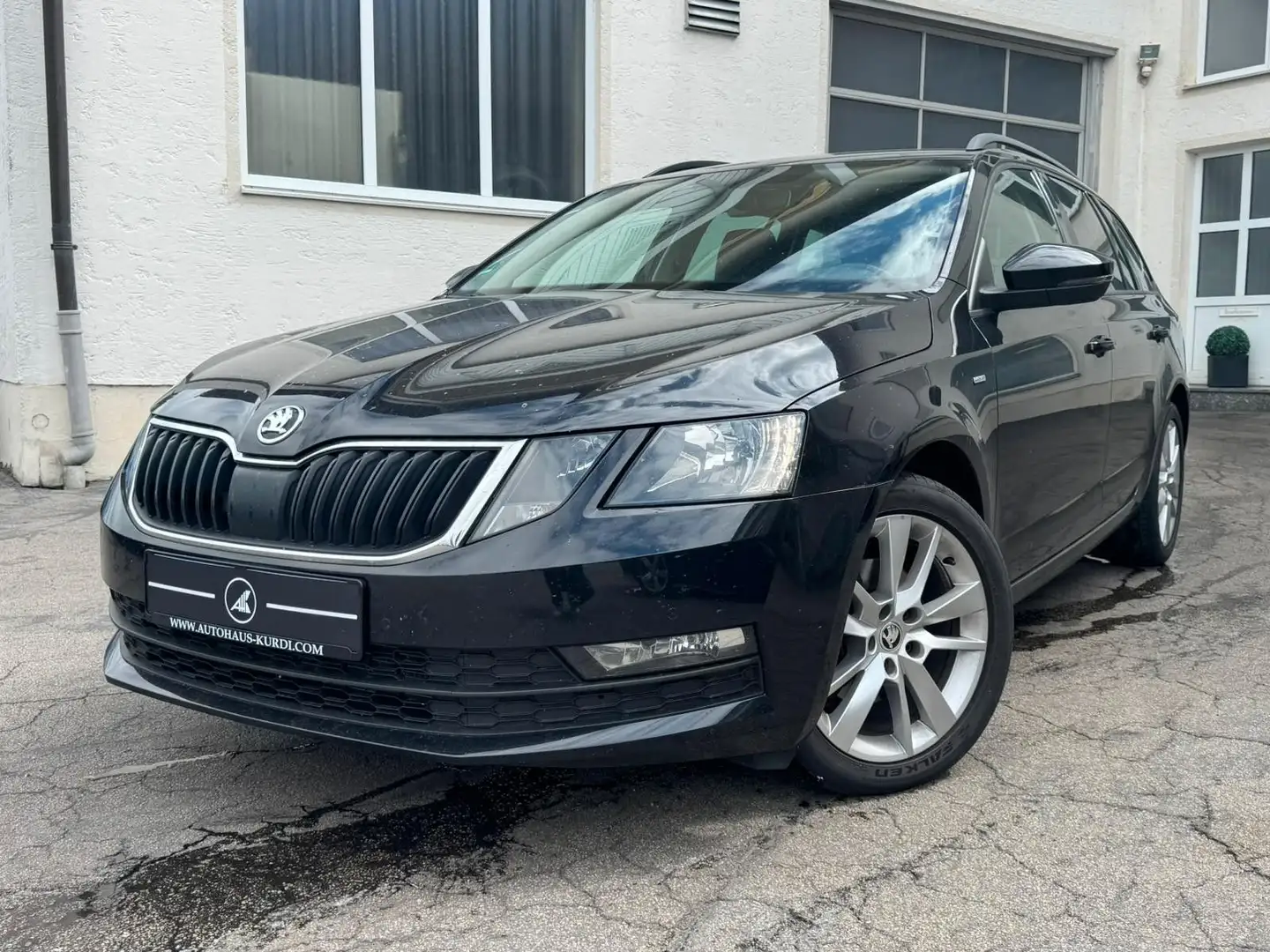 Skoda Octavia 2.0 TDI Clever CARPLAY NAVI TEMPO SHZ LM Schwarz - 1