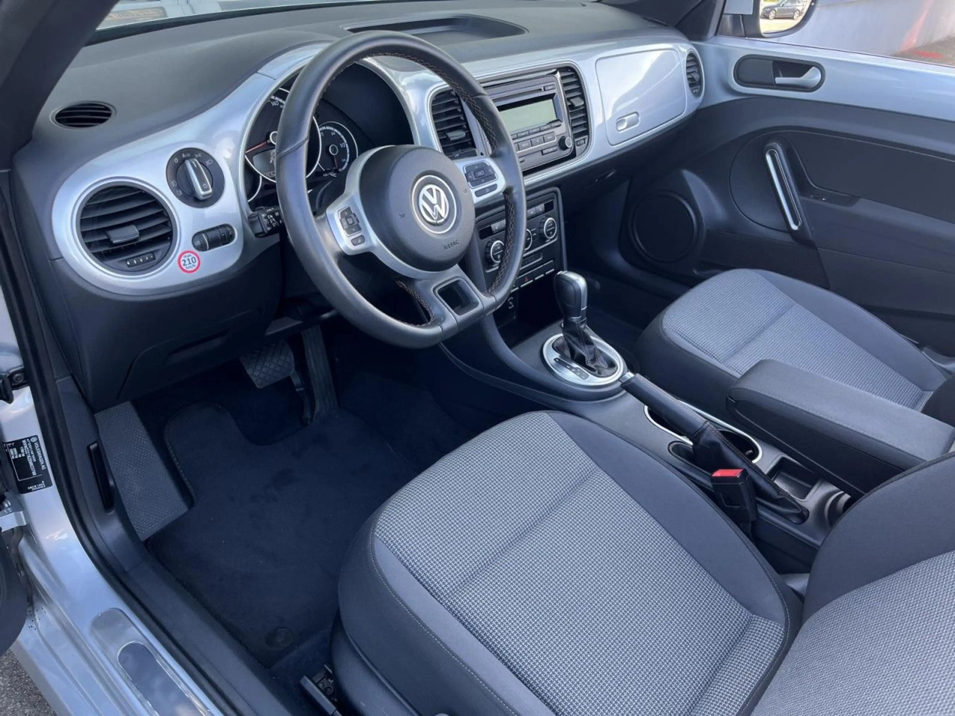 Volkswagen Beetle Cabrio 1,2 TSI DSG Cup Sitzheizung PDC — photo 9