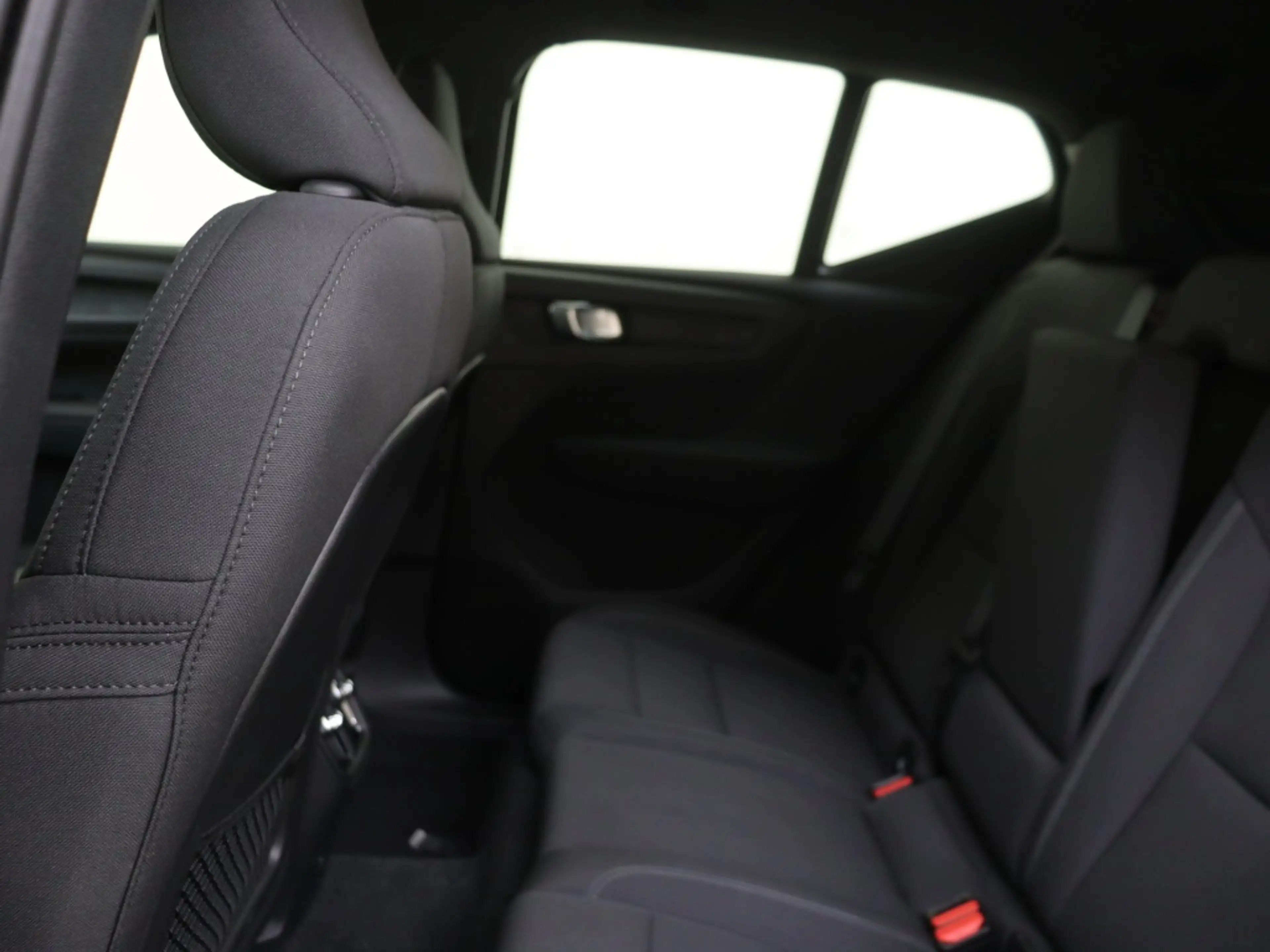 Volvo EX40 Extended Plus 82 kWh | Trekhaak | All-Seasonbanden — photo 8