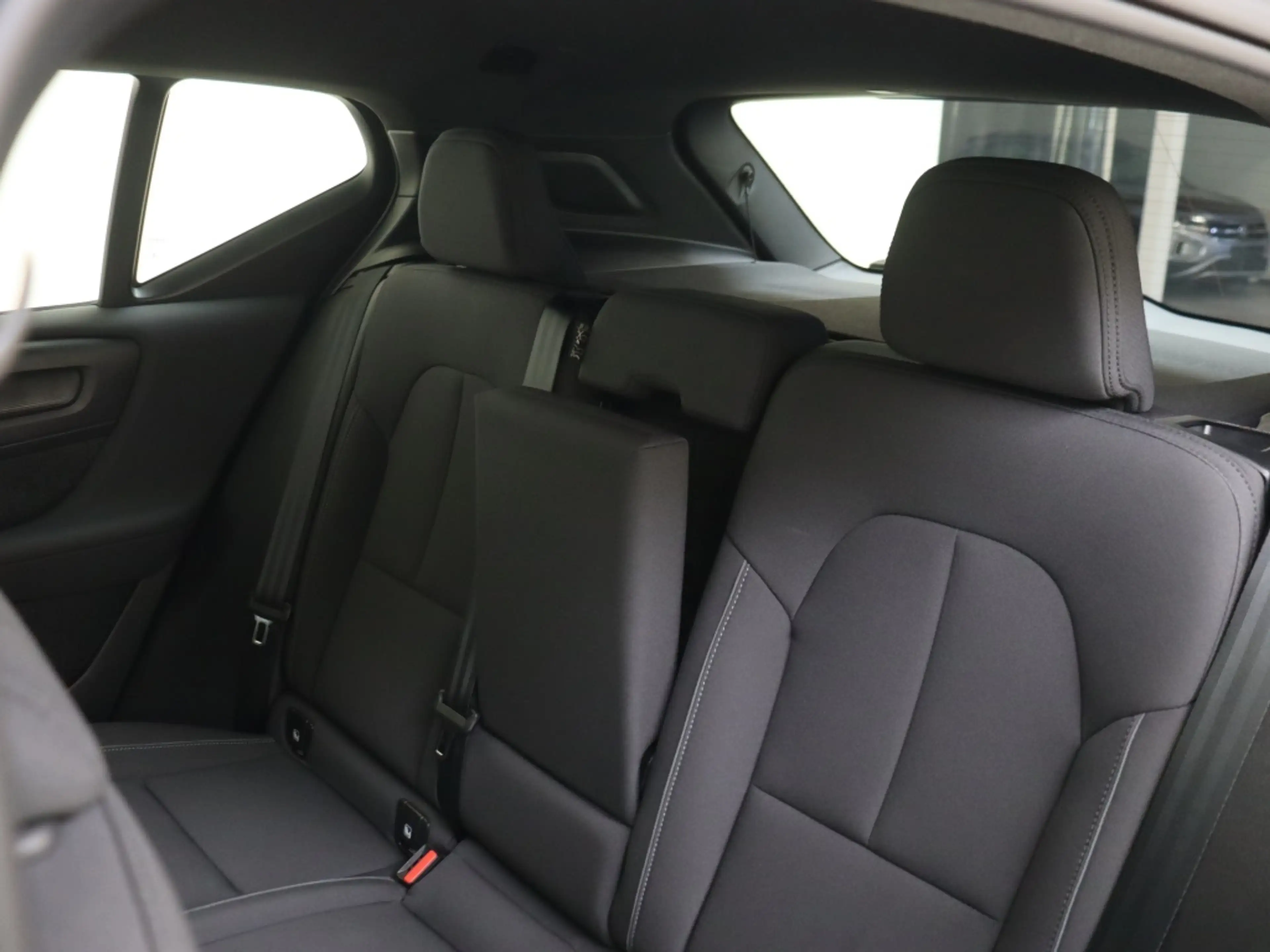 Volvo EX40 Extended Plus 82 kWh | Trekhaak | All-Seasonbanden — photo 7