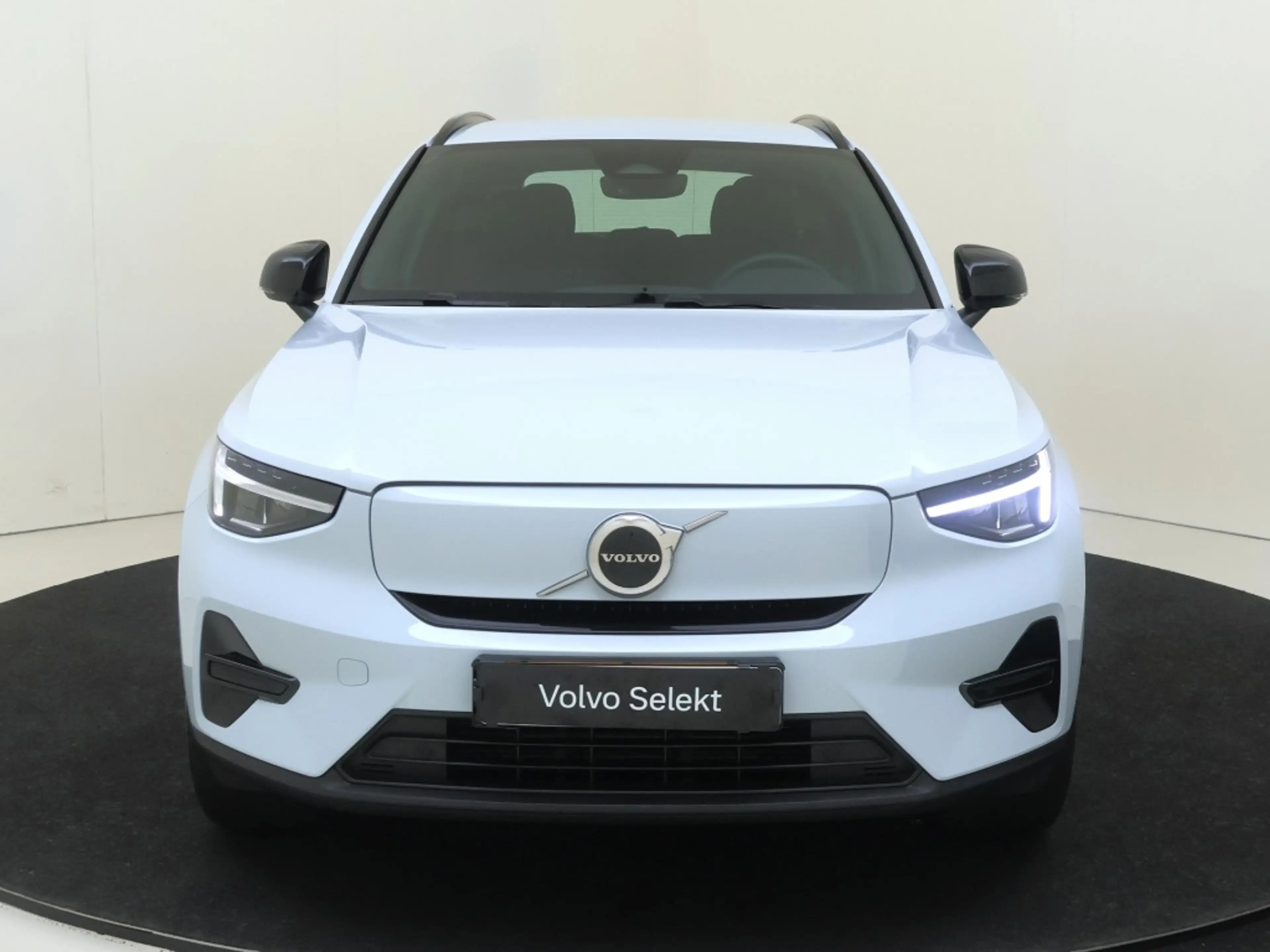 Volvo EX40 Extended Plus 82 kWh | Trekhaak | All-Seasonbanden — photo 3