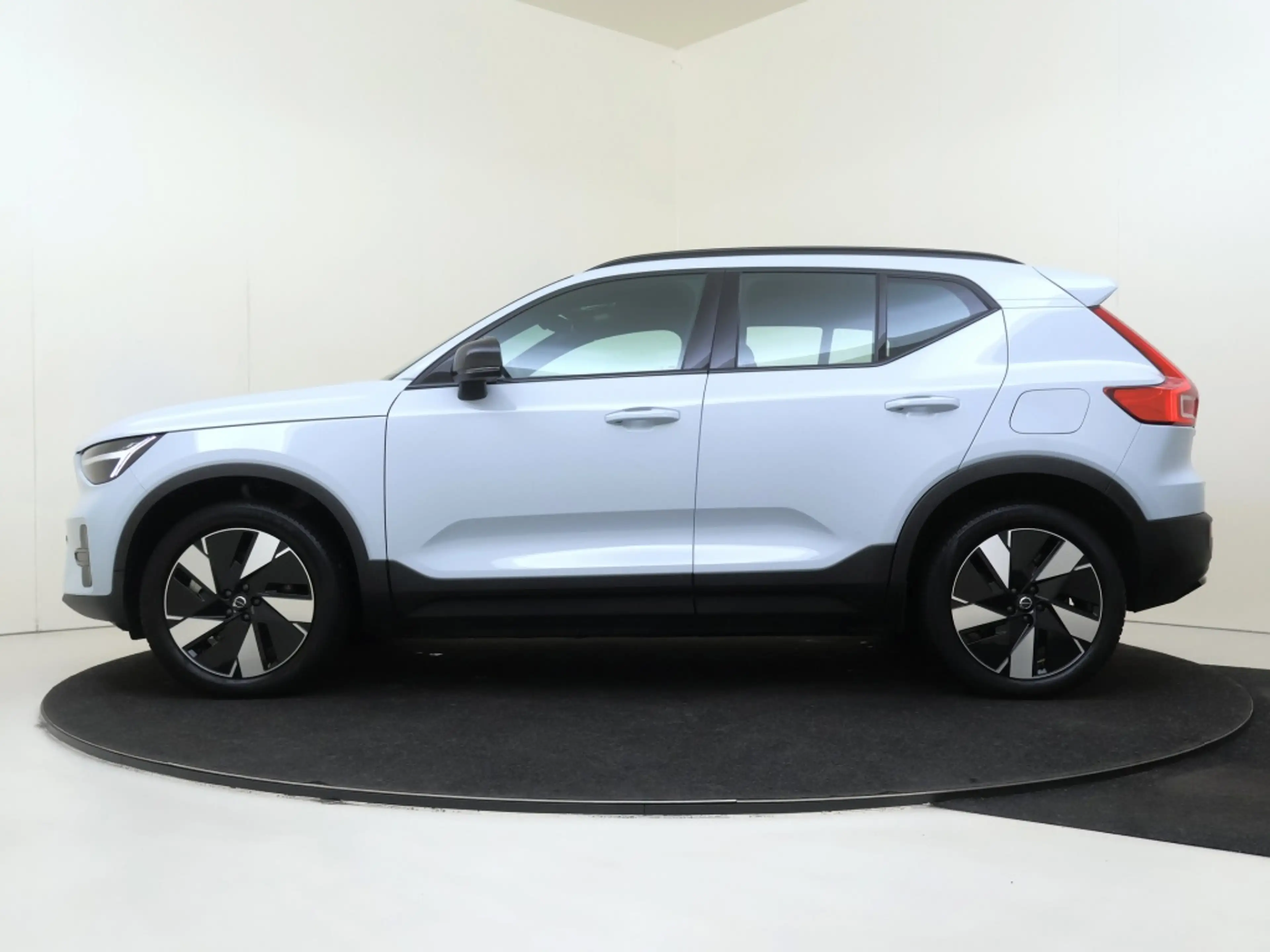 Volvo EX40 Extended Plus 82 kWh | Trekhaak | All-Seasonbanden — photo 2