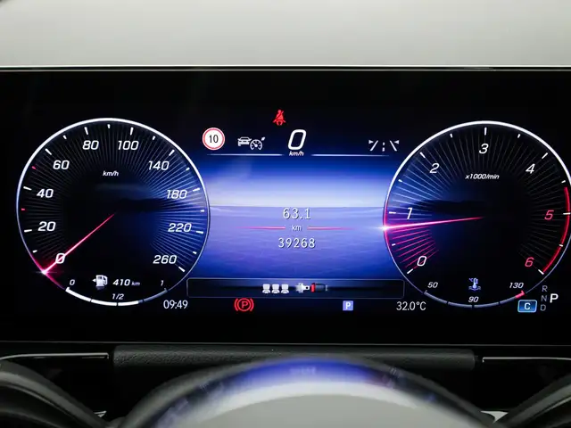 Mercedes-Benz GLA view 12