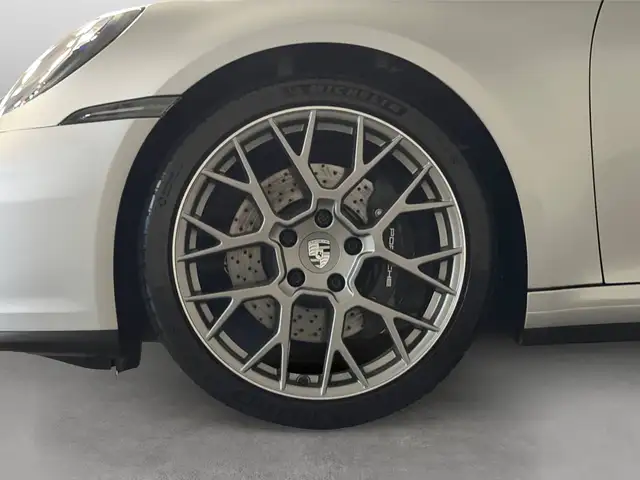 Porsche 911 view 9