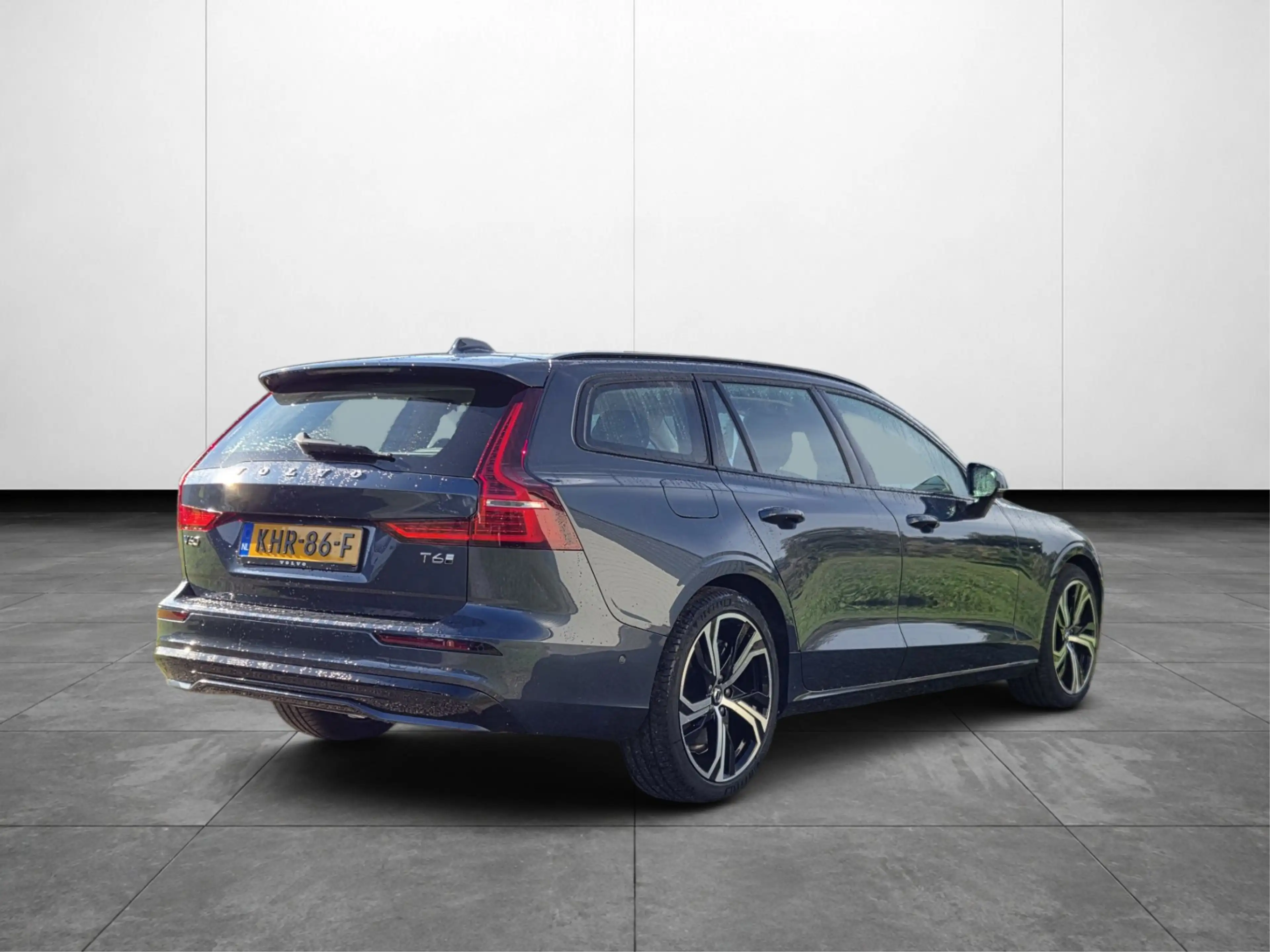 Volvo V60 2.0 T6 Plug-in hybrid AWD Plus Dark | Trekhaak | 3 — photo 2
