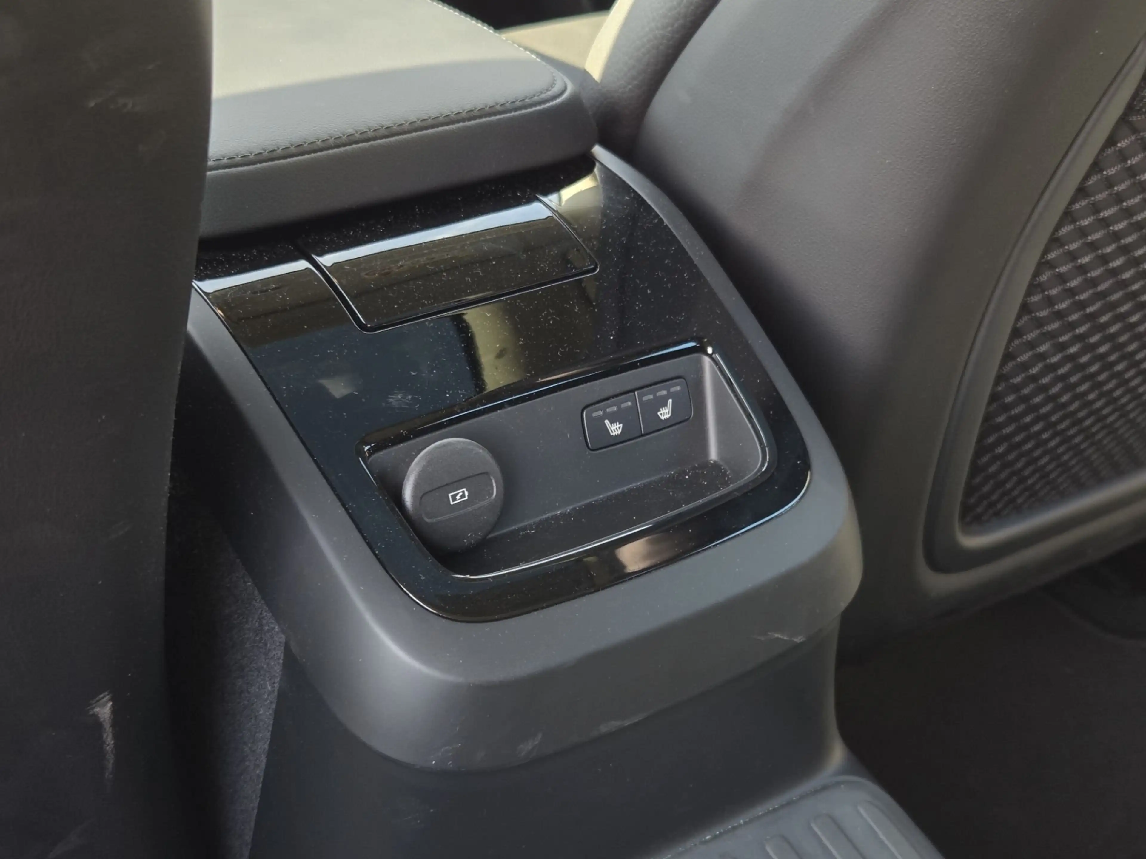 Volvo V60 2.0 T6 Plug-in hybrid AWD Plus Dark | Trekhaak | 3 — photo 18