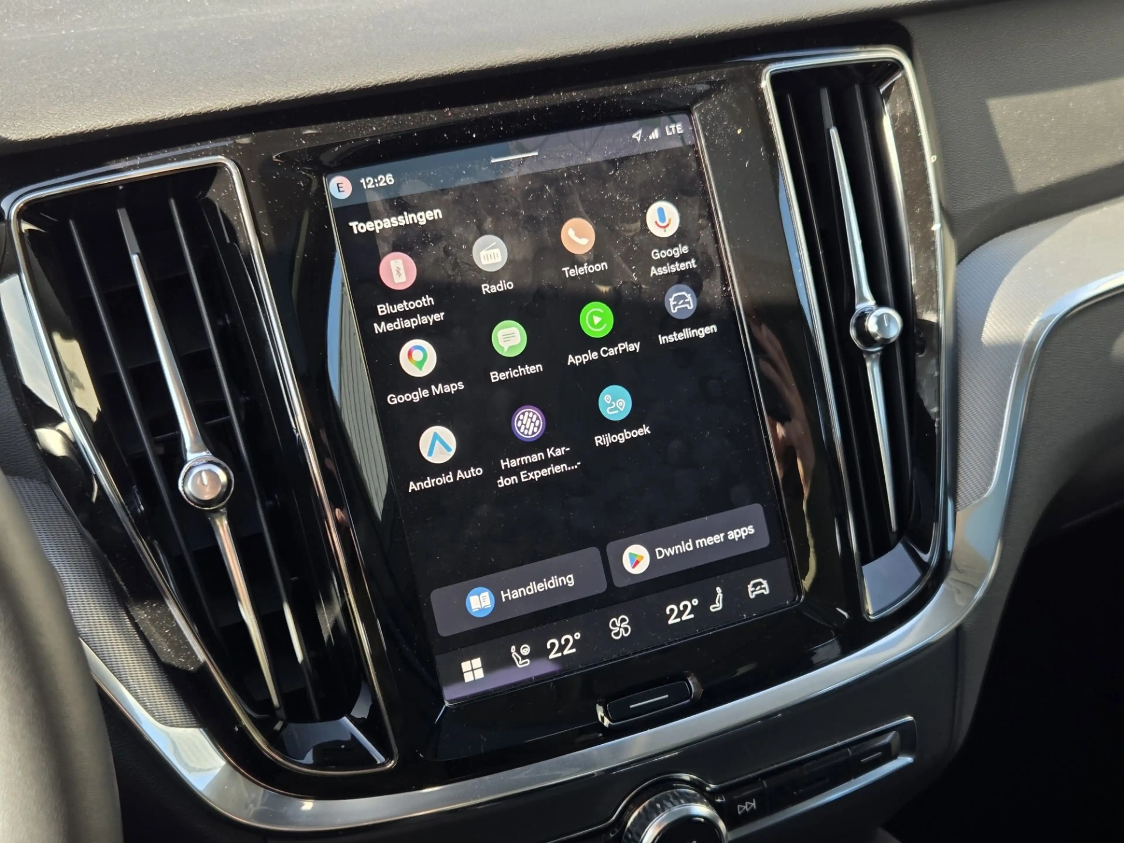 Volvo V60 2.0 T6 Plug-in hybrid AWD Plus Dark | Trekhaak | 3 — photo 14
