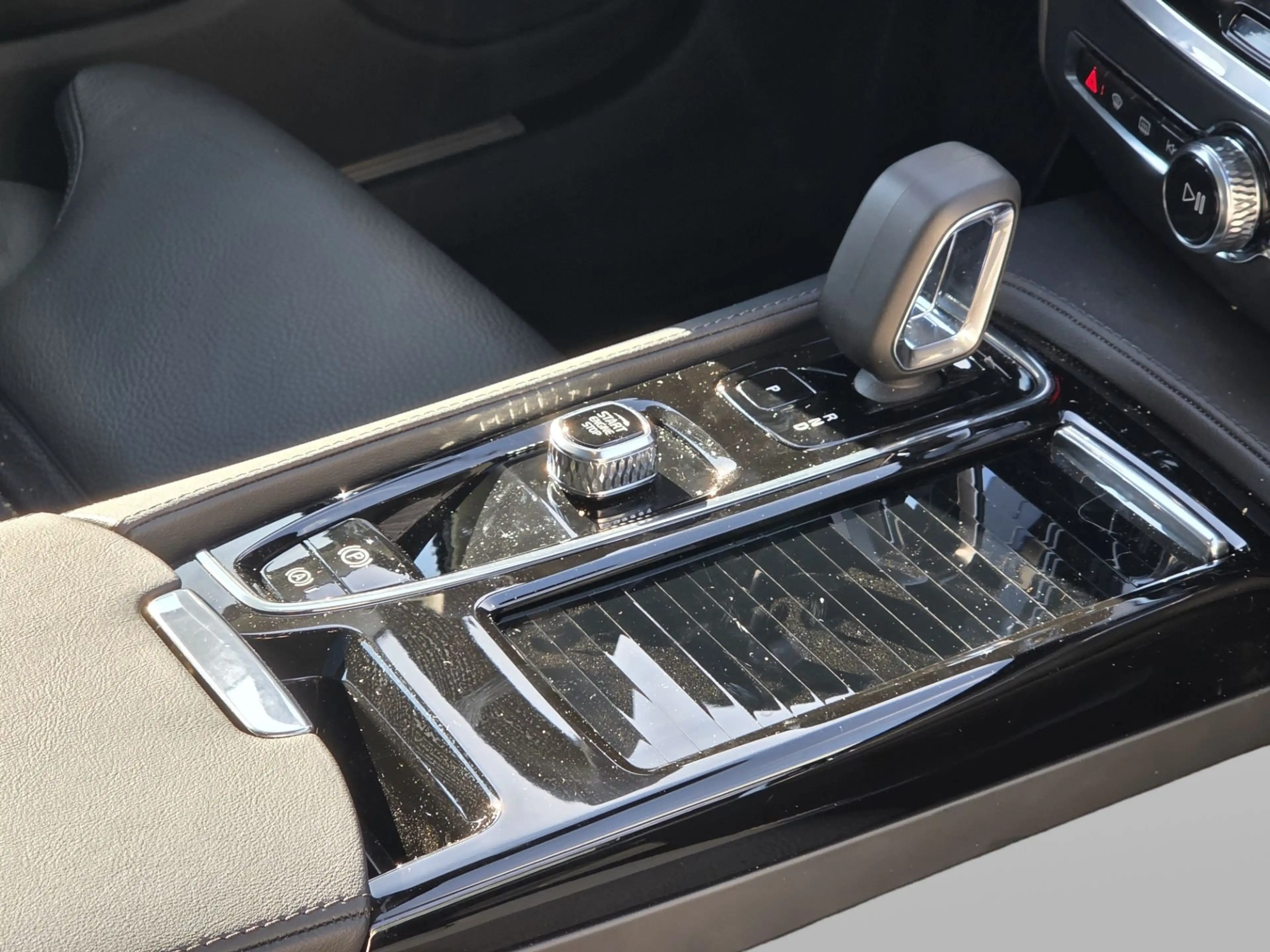 Volvo V60 2.0 T6 Plug-in hybrid AWD Plus Dark | Trekhaak | 3 — photo 16