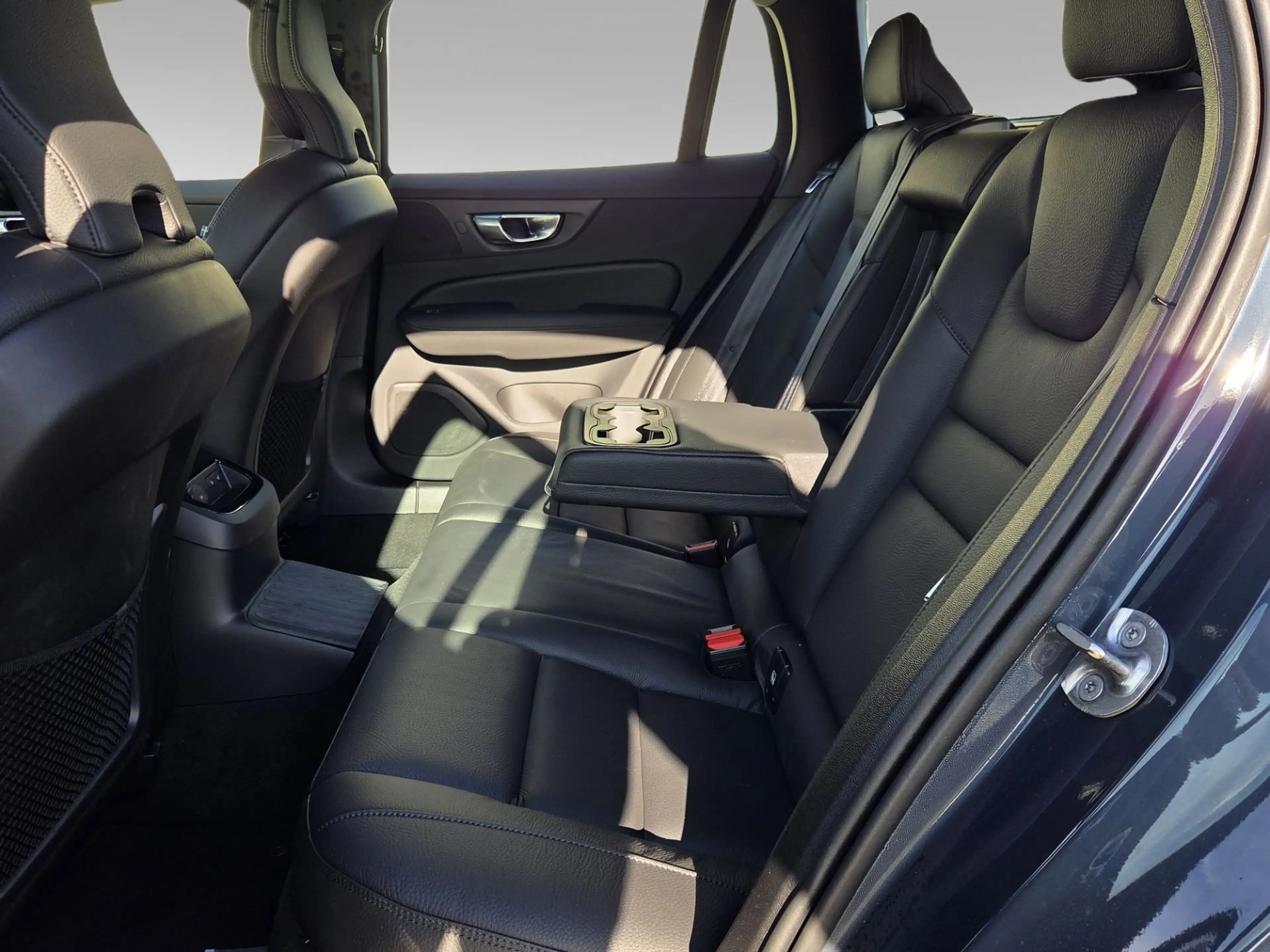 Volvo V60 2.0 T6 Plug-in hybrid AWD Plus Dark | Trekhaak | 3 — photo 7