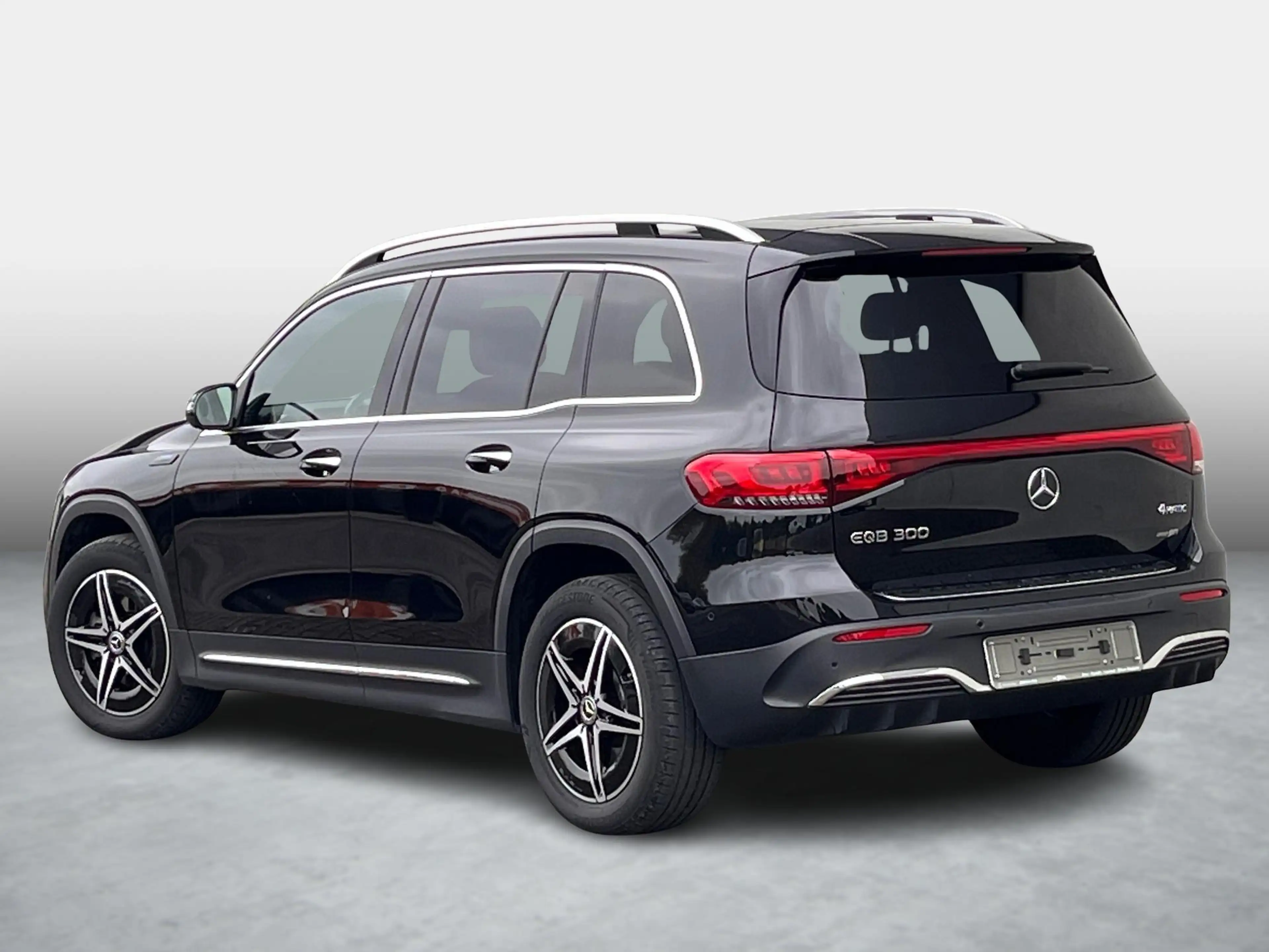 Mercedes-Benz EQB 300 4MATIC AMG — photo 2