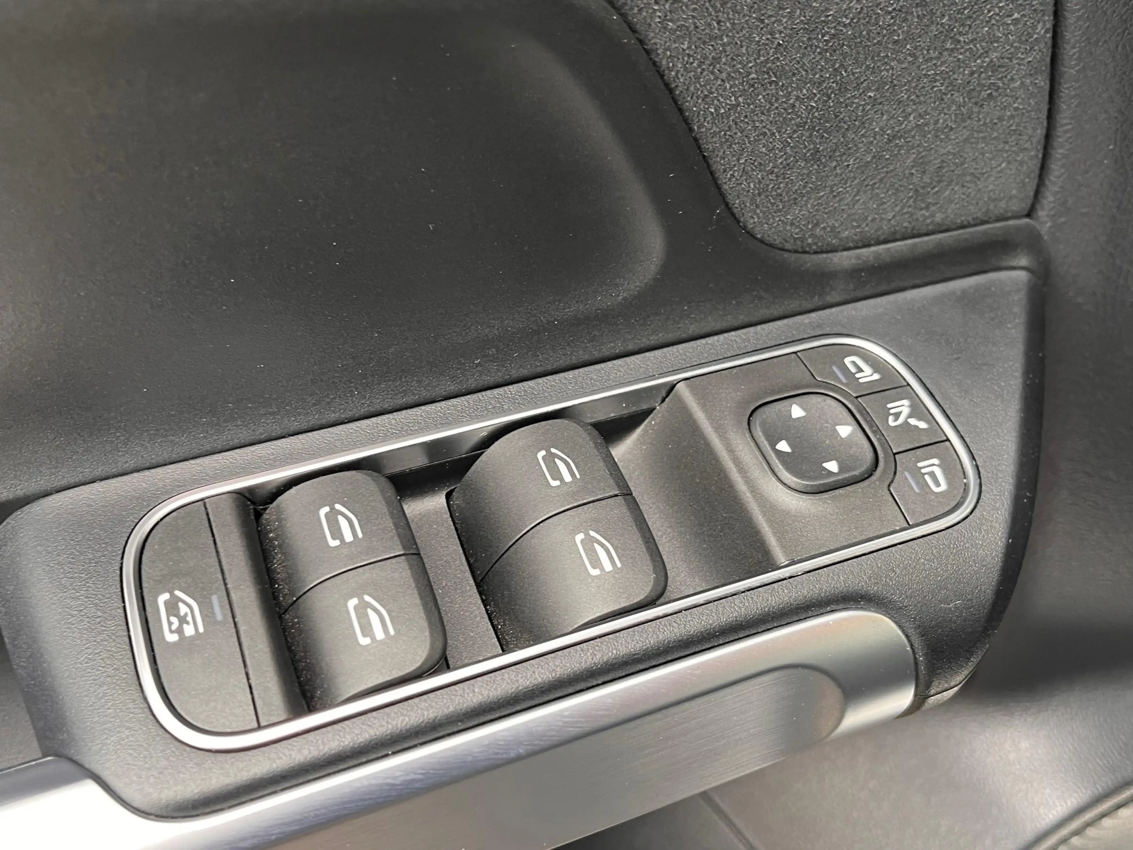 Mercedes-Benz EQB 300 4MATIC AMG — photo 13