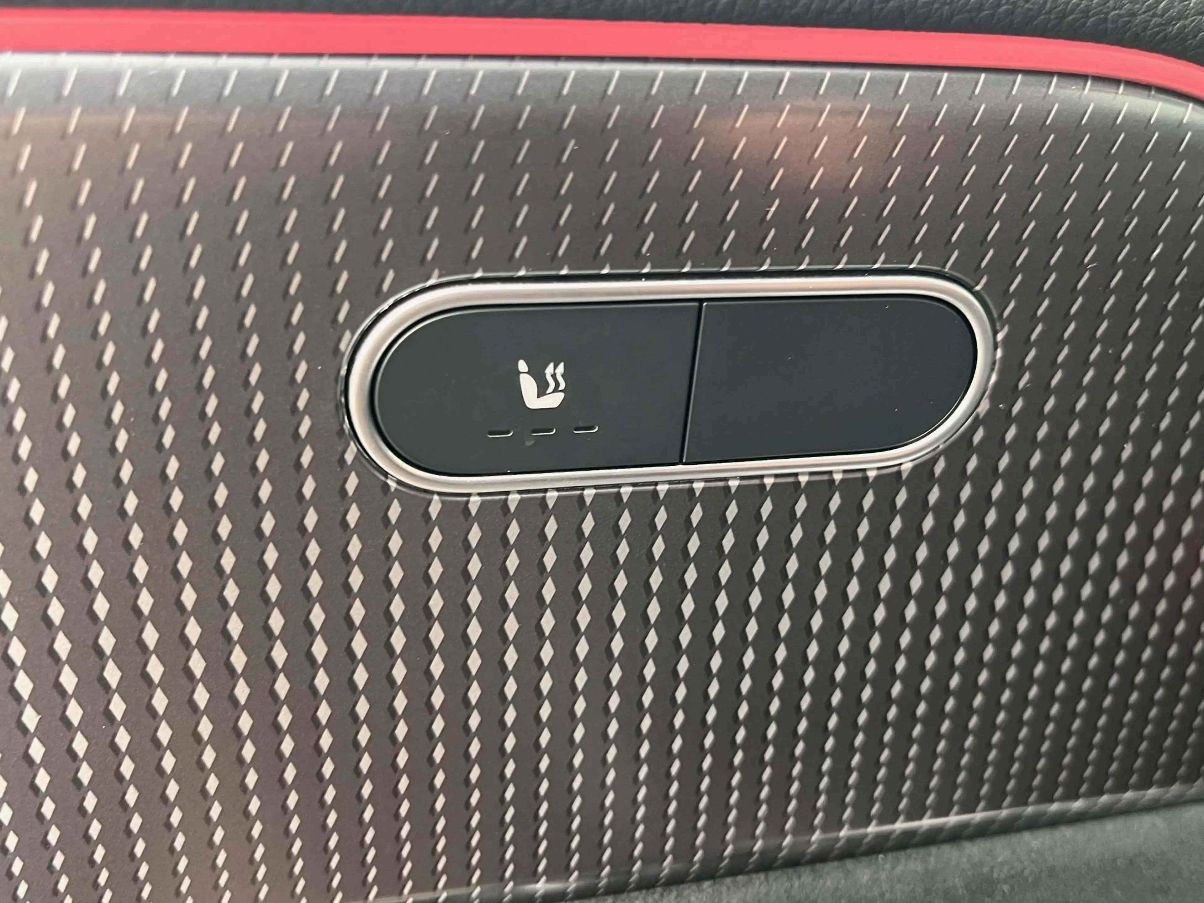 Mercedes-Benz EQB 300 4MATIC AMG — photo 12