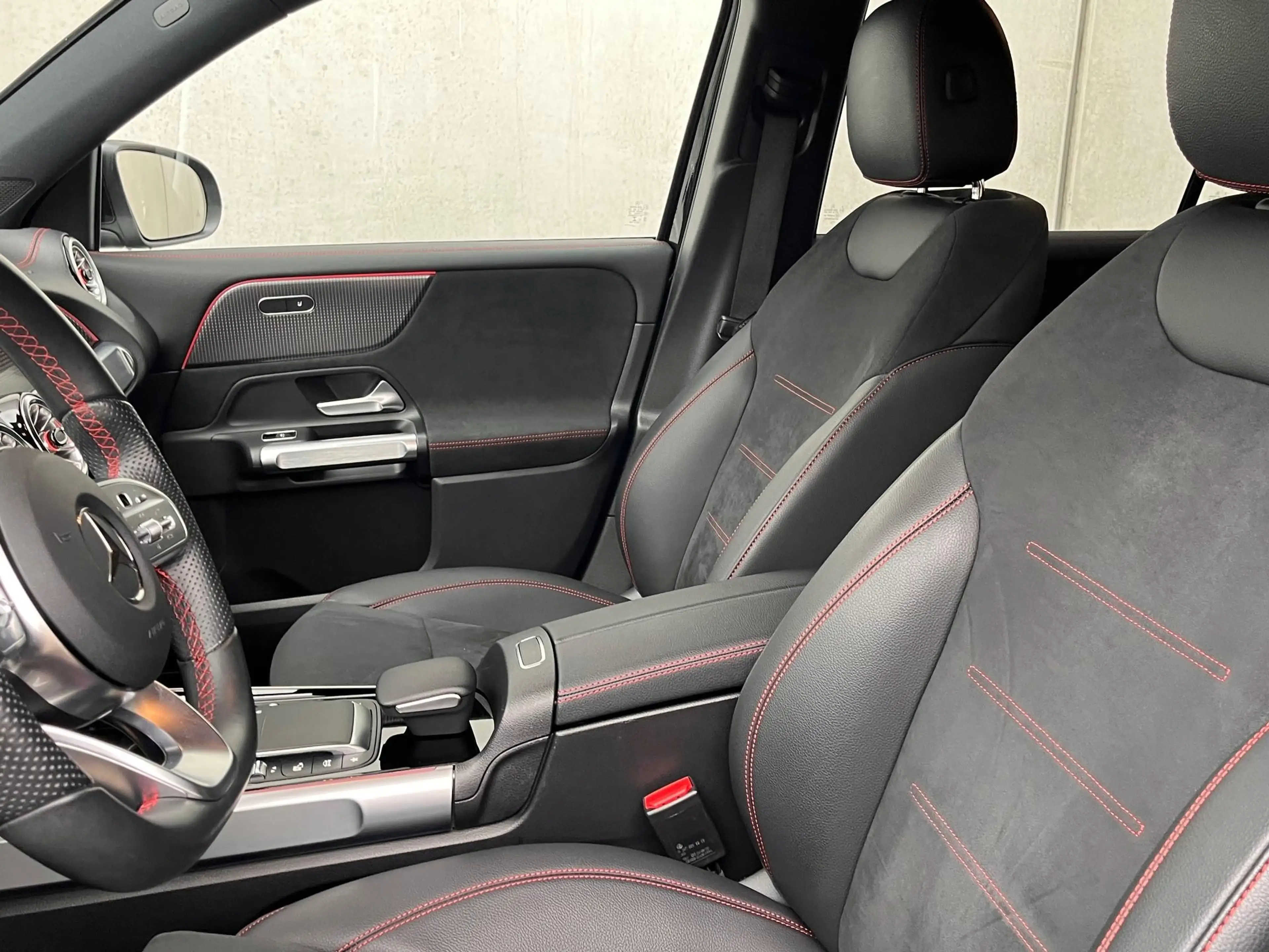 Mercedes-Benz EQB 300 4MATIC AMG — photo 11