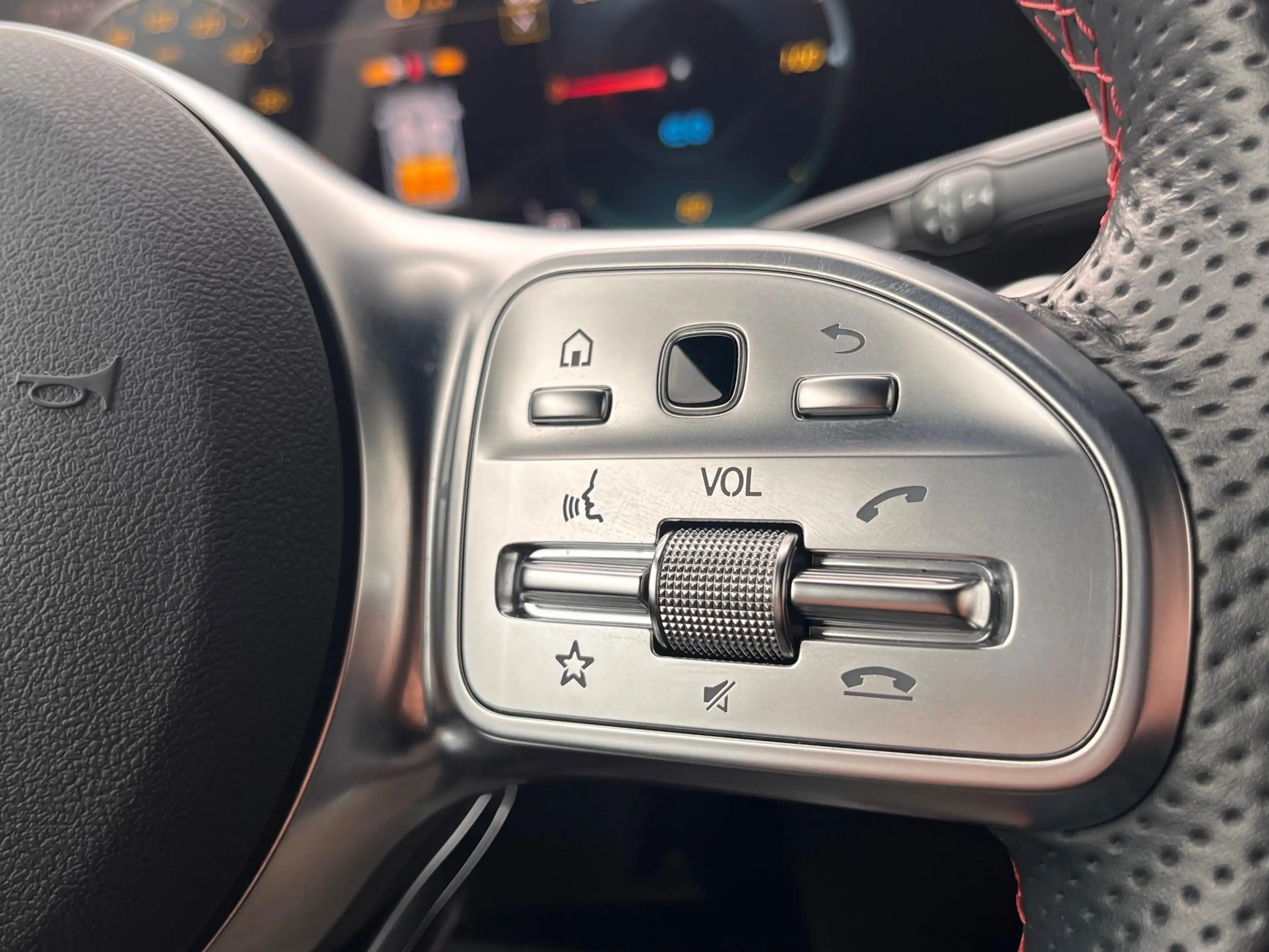 Mercedes-Benz EQB 300 4MATIC AMG — photo 15