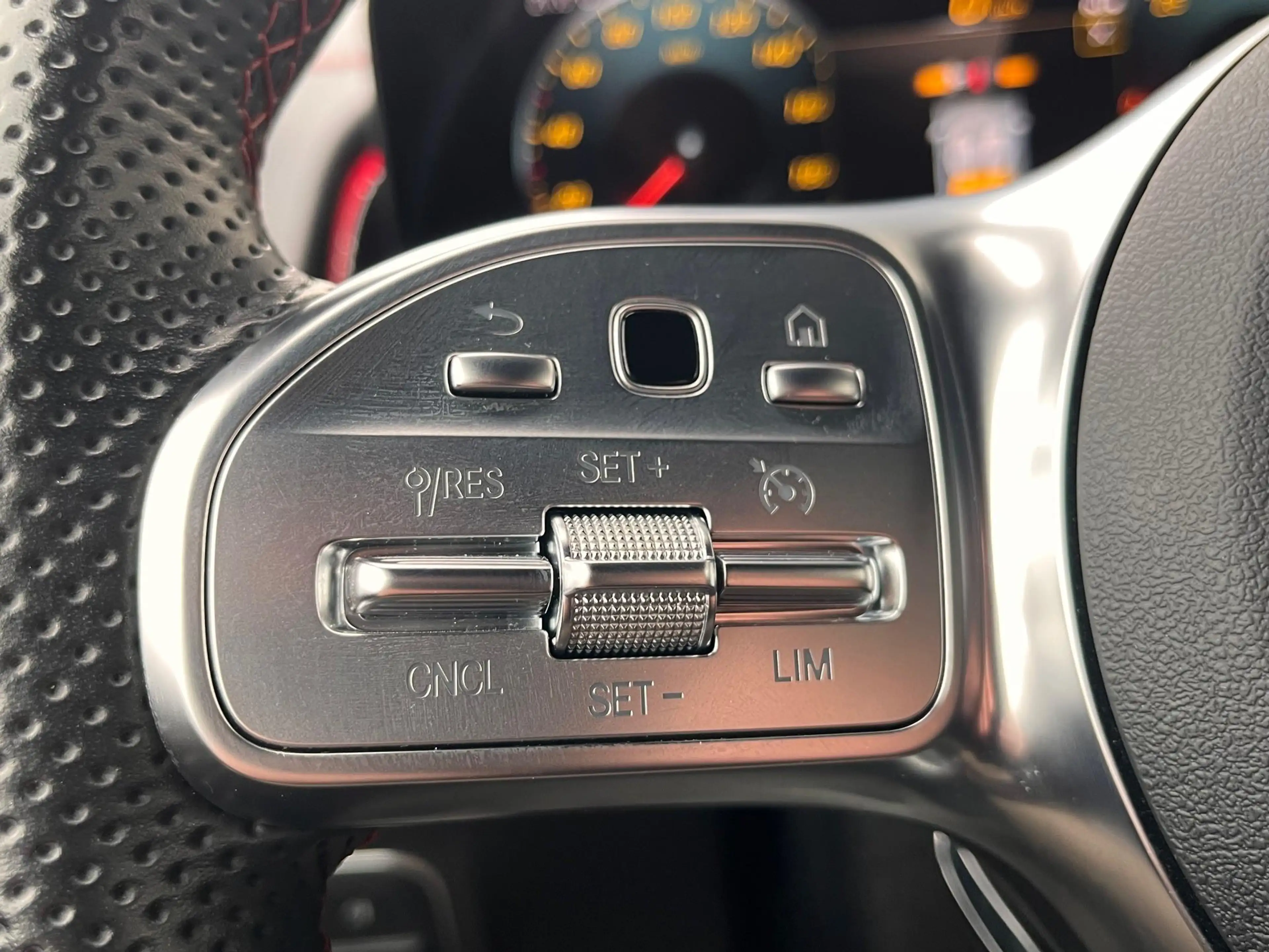Mercedes-Benz EQB 300 4MATIC AMG — photo 14