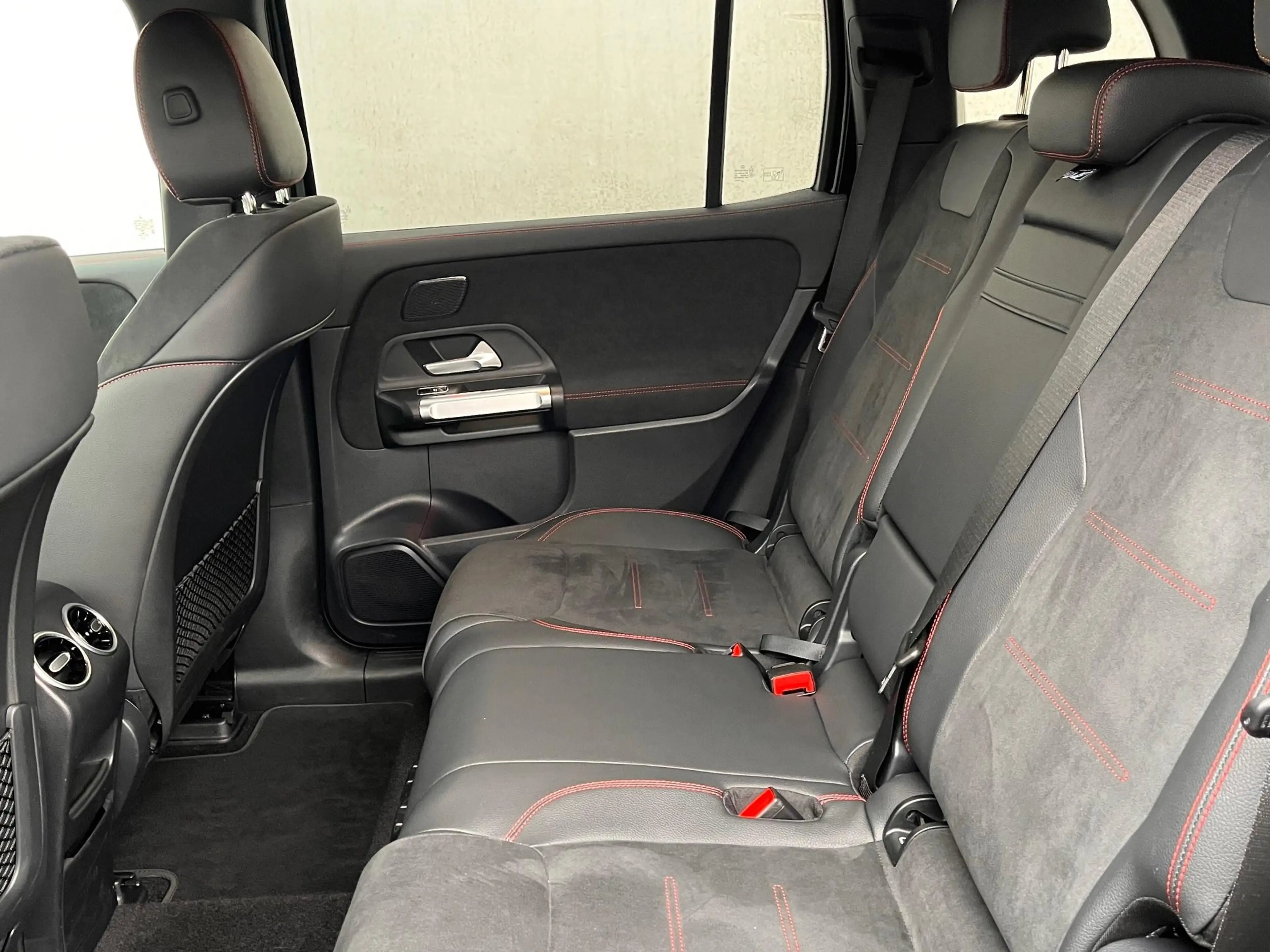 Mercedes-Benz EQB 300 4MATIC AMG — photo 10