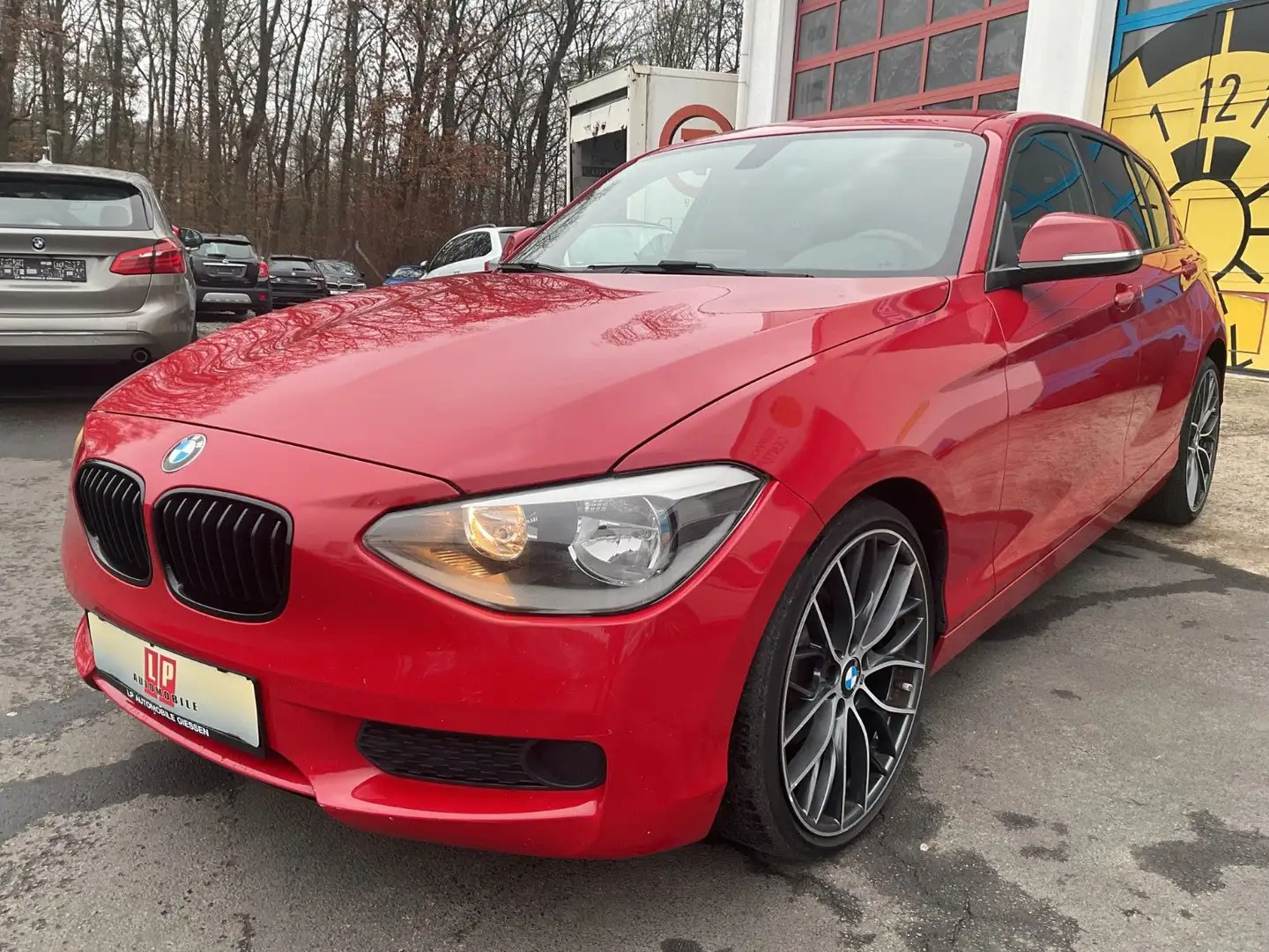 BMW 116 i Limousine Navi Klima SHZ PDC M-Felgen Rouge - 1