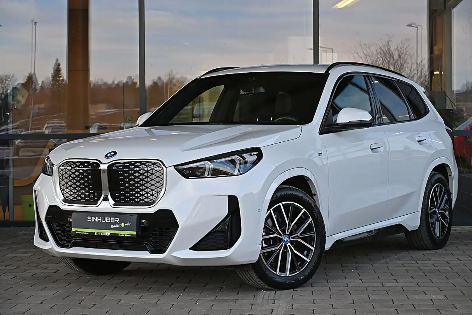 BMW iX1 xDrive30 64,7kWh ACC, AHK elekr., eSitze mit Me... Weiß - 1