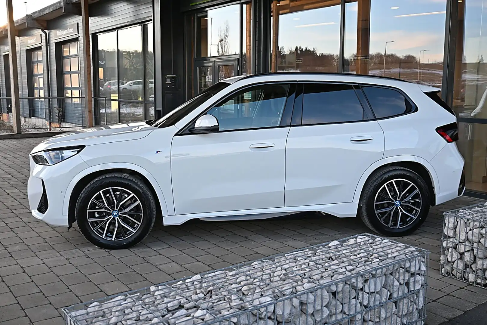 BMW iX1 xDrive30 64,7kWh ACC, AHK elekr., eSitze mit Me... Weiß - 2
