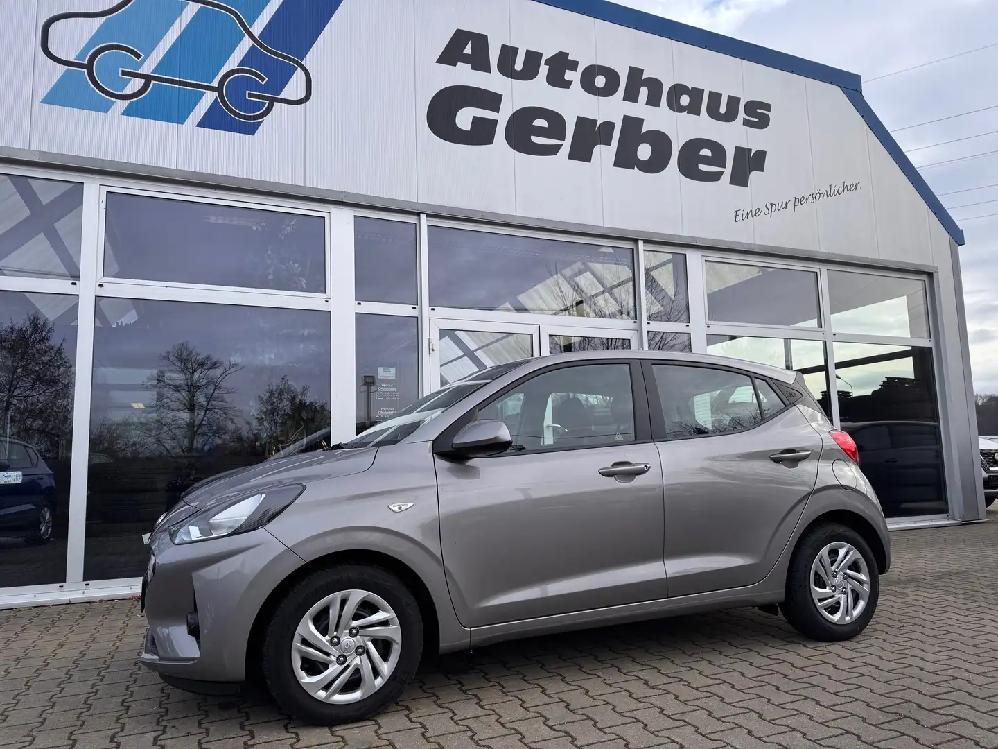 Hyundai i10 1.0 67PS MFL Bluetooth AnroidAuto/CarPlay Grijs - 1
