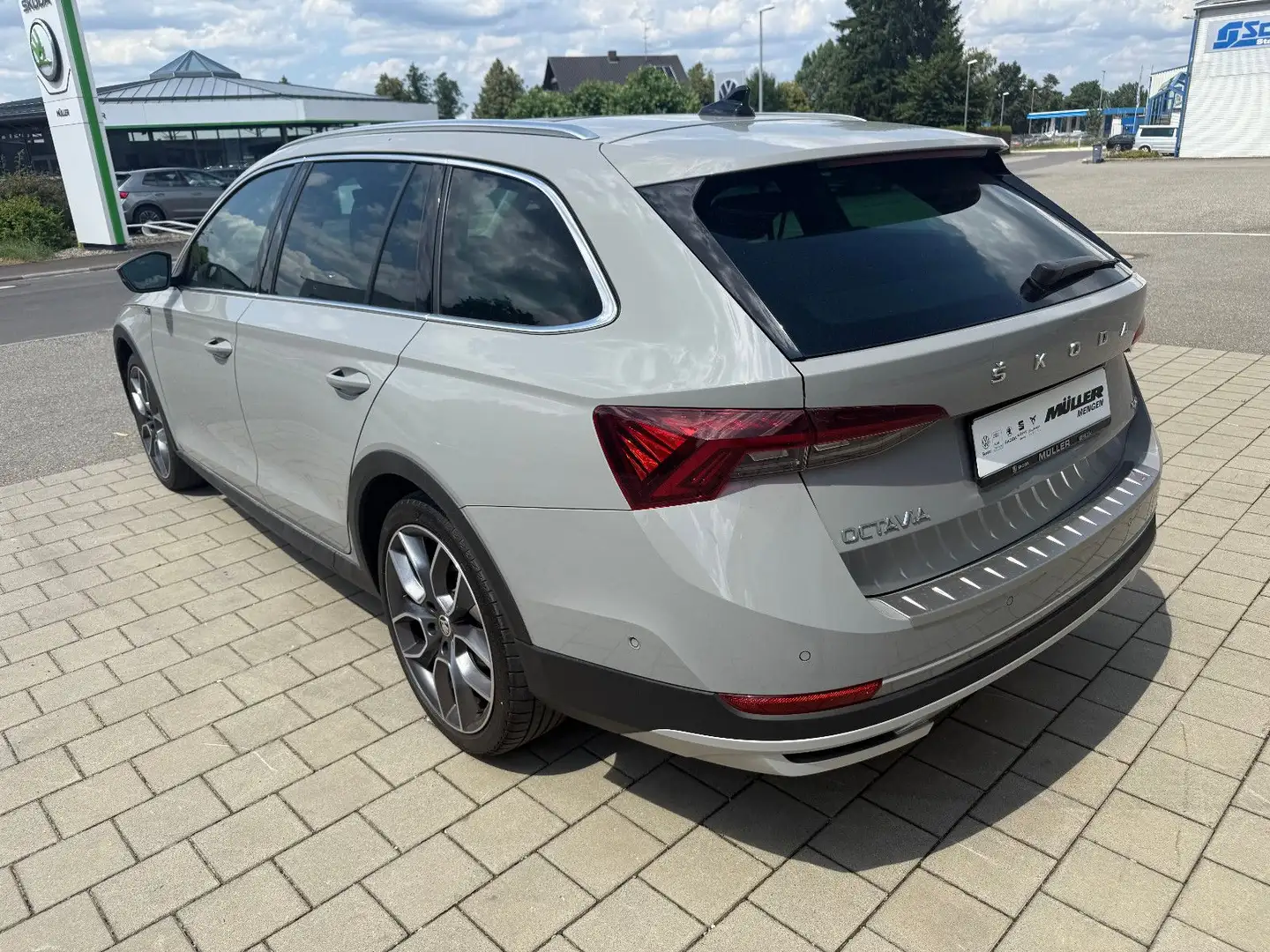 Skoda Octavia Combi Scout 4x4 HEAD-UP|Parklenk|NAVI Grau - 2