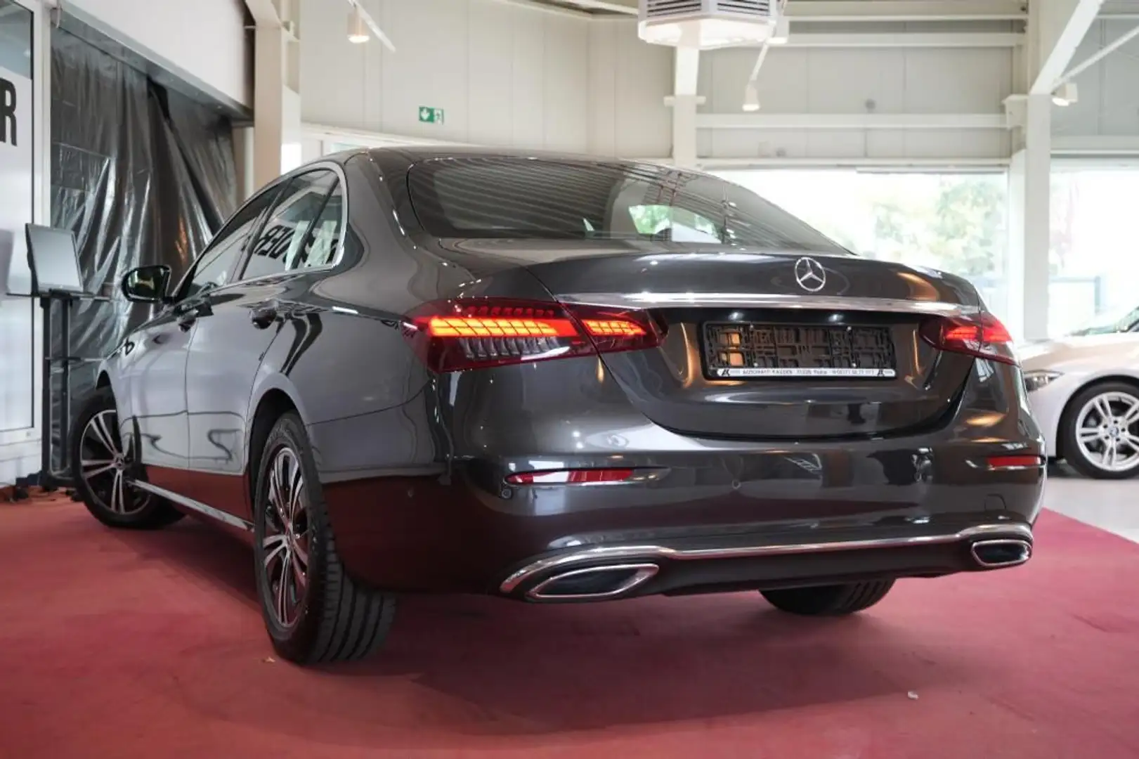 Mercedes-Benz E 300 d 4Matic Avantgarde*LED*Kamera*Navi* Grau - 2