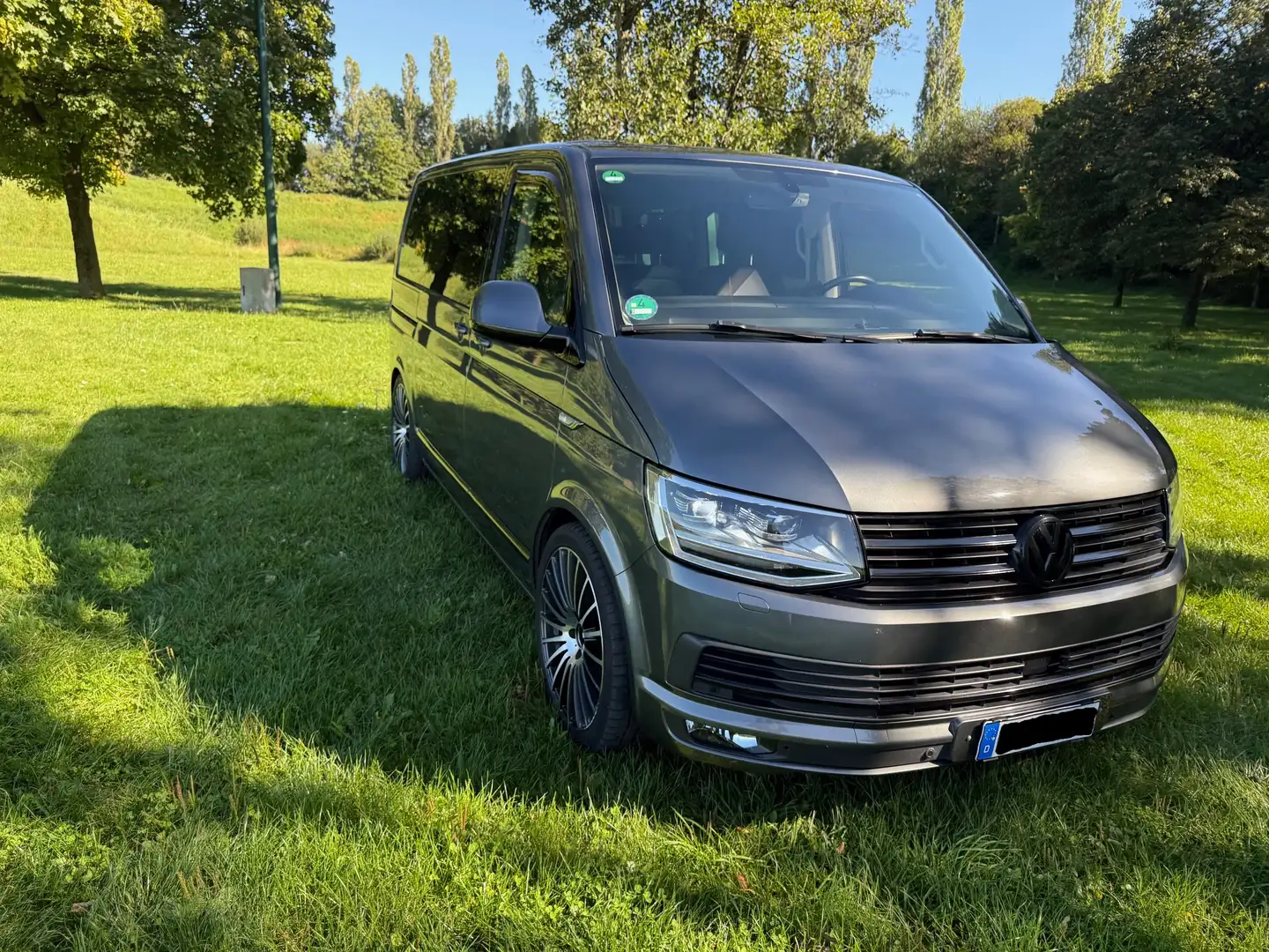Volkswagen T6 Multivan Highline Mega VOll u. TOP Gepflegt Grau - 2