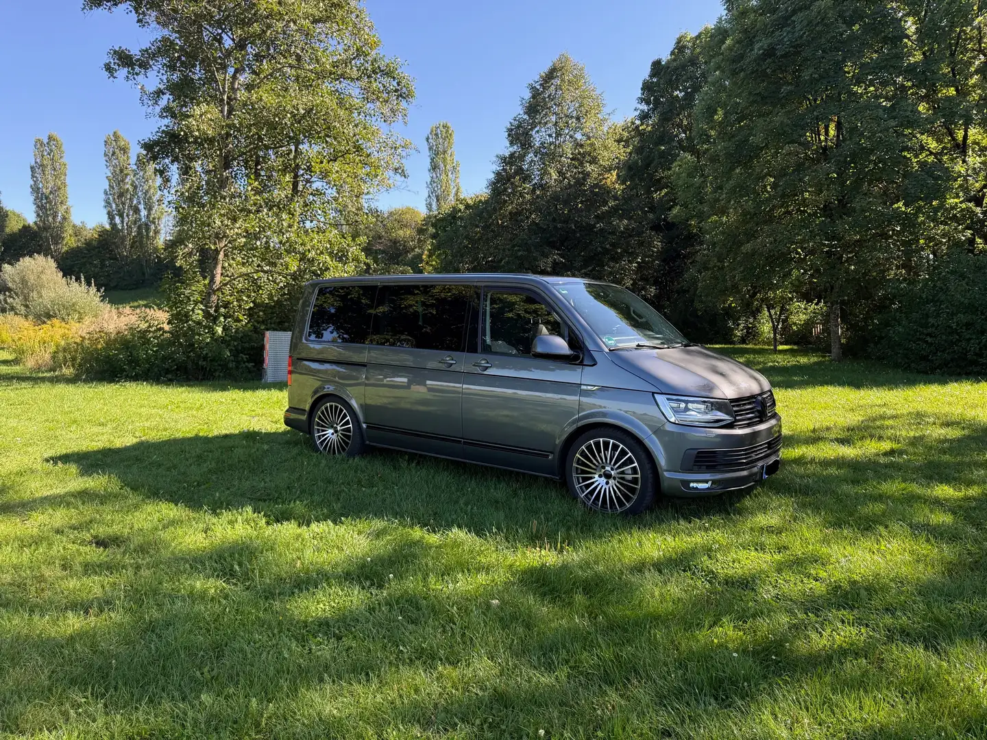 Volkswagen T6 Multivan Highline Mega VOll u. TOP Gepflegt Grau - 1