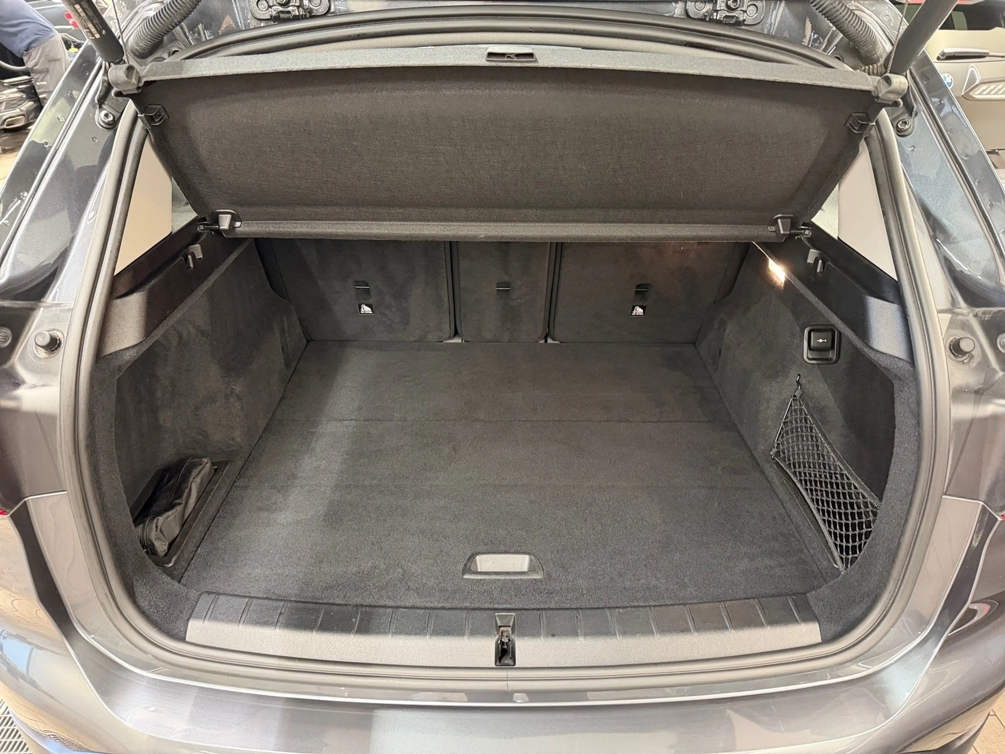 BMW X1 sDrive18d — photo 10