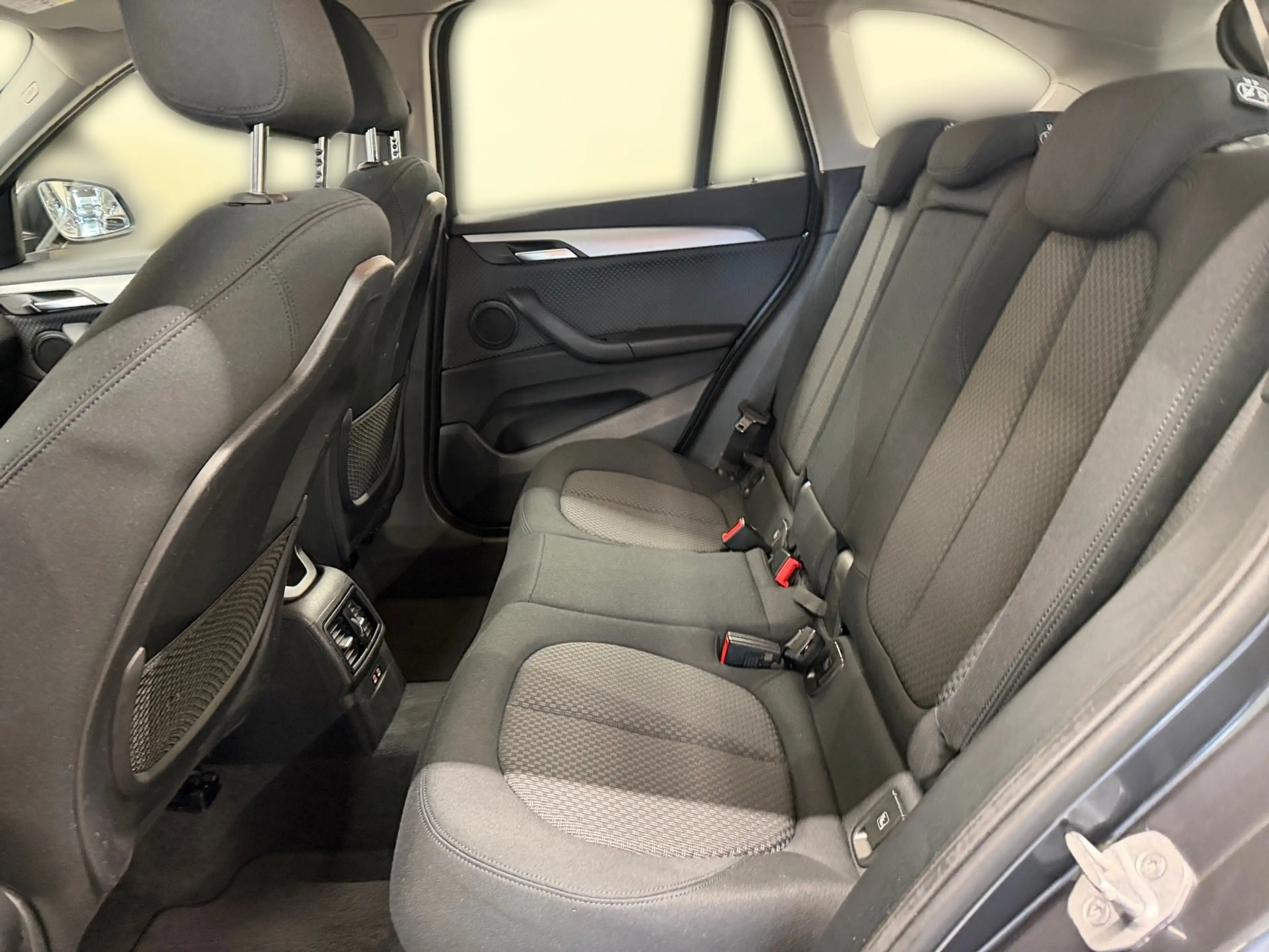 BMW X1 sDrive18d — photo 6