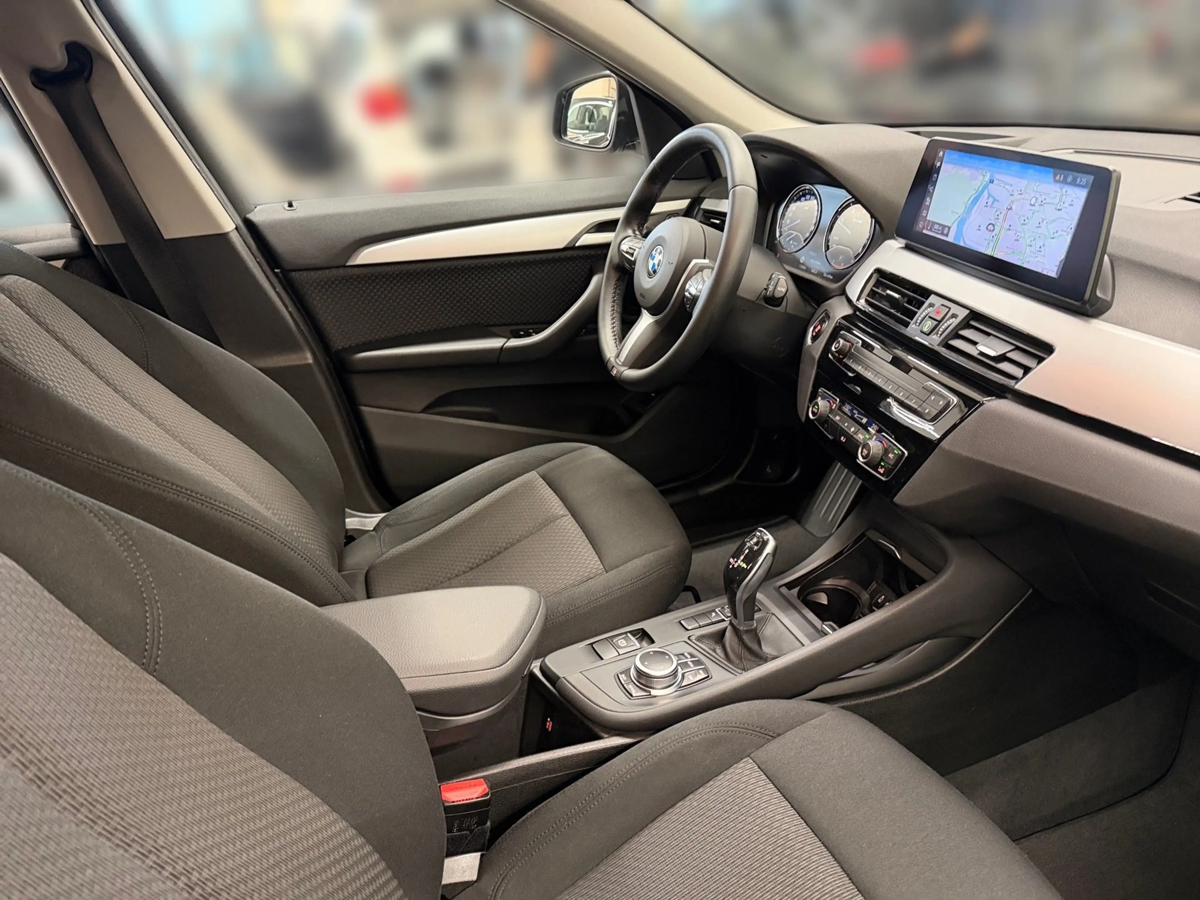 BMW X1 sDrive18d — photo 11