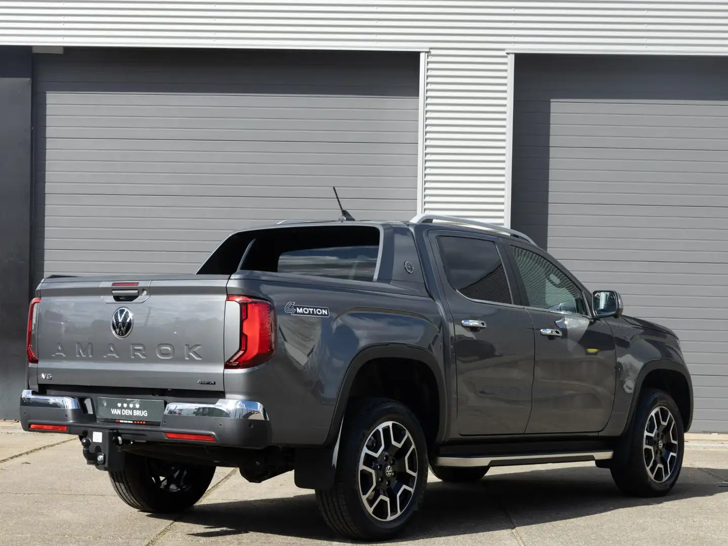 Volkswagen Amarok 3.0 TDI V6 240pk 4Motion Double Cab Aventura Plus Grijs - 2